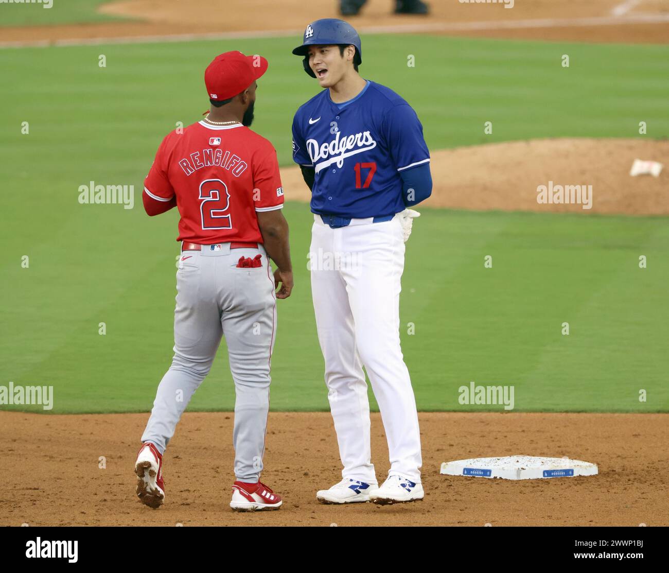 Shohei Ohtani (R) von den Los Angeles Dodgers spricht mit dem ehemaligen Teamkollegen Luis Rengifo von den Los Angeles Angels, nachdem er während des zweiten Inning eines Frühjahrstrainings zwischen ihren Teams am 24. März 2024 in Los Angeles zur zweiten Basis gelaufen ist. (Kyodo)==Kyodo Photo via Credit: Newscom/Alamy Live News Stockfoto