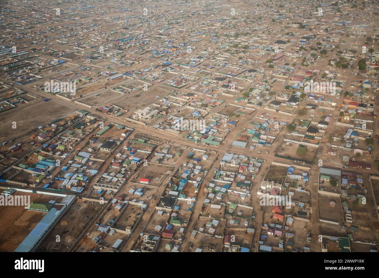 Juba, die Hauptstadt des Südsudan, vom Himmel aus gesehen. Rund 1.000 südsudanesische Rückkehrer und sudanesische Flüchtlinge überqueren täglich die Grenze vom Sudan in den Südsudan. Der Krieg im Sudan, der im April 2023 begann, hat zur größten Vertreibungskrise der Welt geführt. (Foto: Sally Hayden / SOPA Images/SIPA USA) Stockfoto