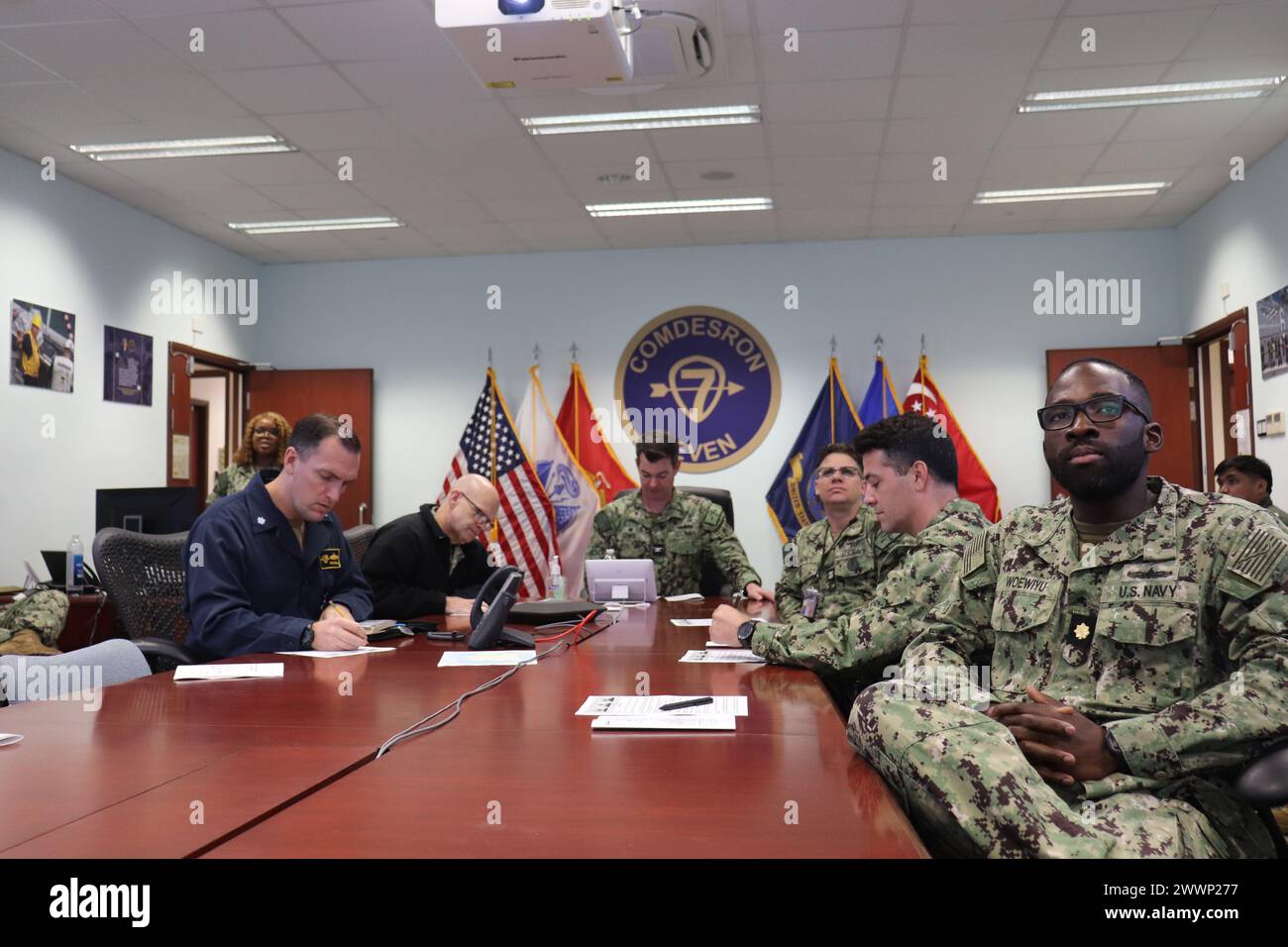 SINGAPUR (26. Februar 2024) – die Seeleute des Commander, Destroyer Squadron (DESRON) 7 Maritime Staff Element, nehmen am 26. Februar an einer Feier des Monats der Schwarzen Geschichte Teil. In diesem Jahr konzentrierte sich der Black History Month auf „Afroamerikaner und Künste“ und erforschte den entscheidenden Einfluss, den Schwarze Amerikaner auf dem Gebiet des kulturellen Ausdrucks hatten. DESRON 7 ist der wichtigste taktische und operative Kommandant von Küstenkampfschiffen, die in der Rotationszeit nach Singapur stationiert sind, und fungiert als Sea Combat Commander und Bu der Expeditionary Strike Group 7 Stockfoto