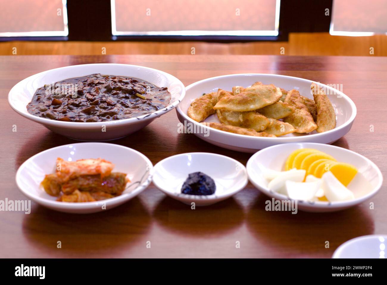 Goseong County, Südkorea - 30. Juli 2019: Ein lokales chinesisches Restaurant im Hafen von Geojin serviert köstliche Gerichte mit Jjajangmyeon (schwarz b Stockfoto
