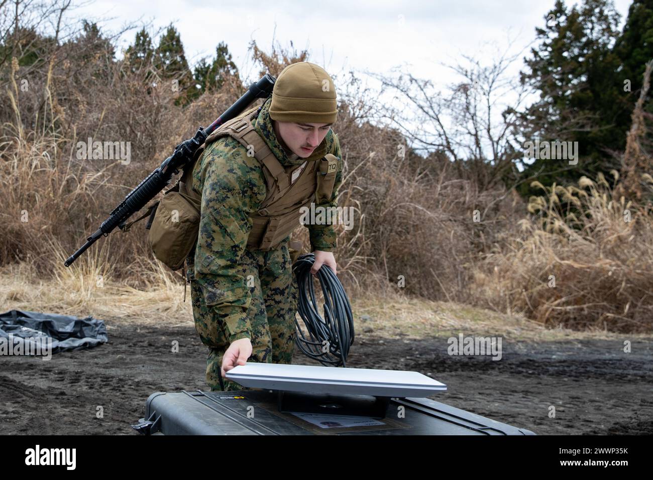 Jacob Walton, ein Netzwerkadministrator des Combat Logistics Regiment 3, 3rd Marine Logistics Group, stellt uns ein Satellitenkommunikationssystem mit kleinem Formfaktor während der Übung Winter Workhorse 24 auf dem Combined Arms Training Center Camp Fuji, Japan, 2. Februar 2024. Walton stammt aus Ohio. Winter Workhorse ist eine regelmäßig geplante Trainingsübung, die dazu dient, die Kampffähigkeiten in umkämpften Umgebungen zu verbessern. Marine Corps Stockfoto