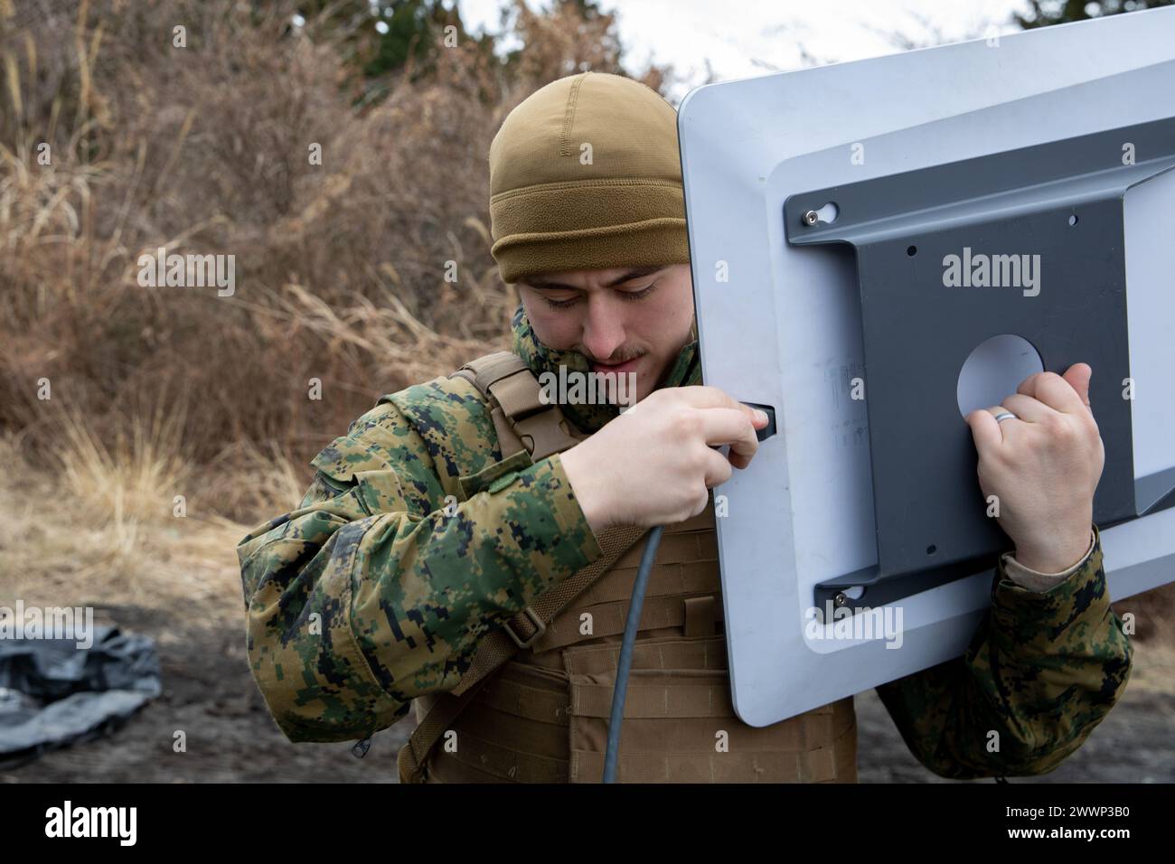 Jacob Walton, Netzwerkadministrator des Combat Logistics Regiment 3, 3rd Marine Logistics Group, schließt während der Übung Winter Workhorse 24 im Combined Arms Training Center Camp Fuji, Japan, 2. Februar 2024 ein Netzkabel an ein Satellitenkommunikationssystem mit kleinem Formfaktor an. Walton stammt aus Ohio. Winter Workhorse ist eine regelmäßig geplante Trainingsübung, die dazu dient, die Kampffähigkeiten in umkämpften Umgebungen zu verbessern. Marine Corps Stockfoto