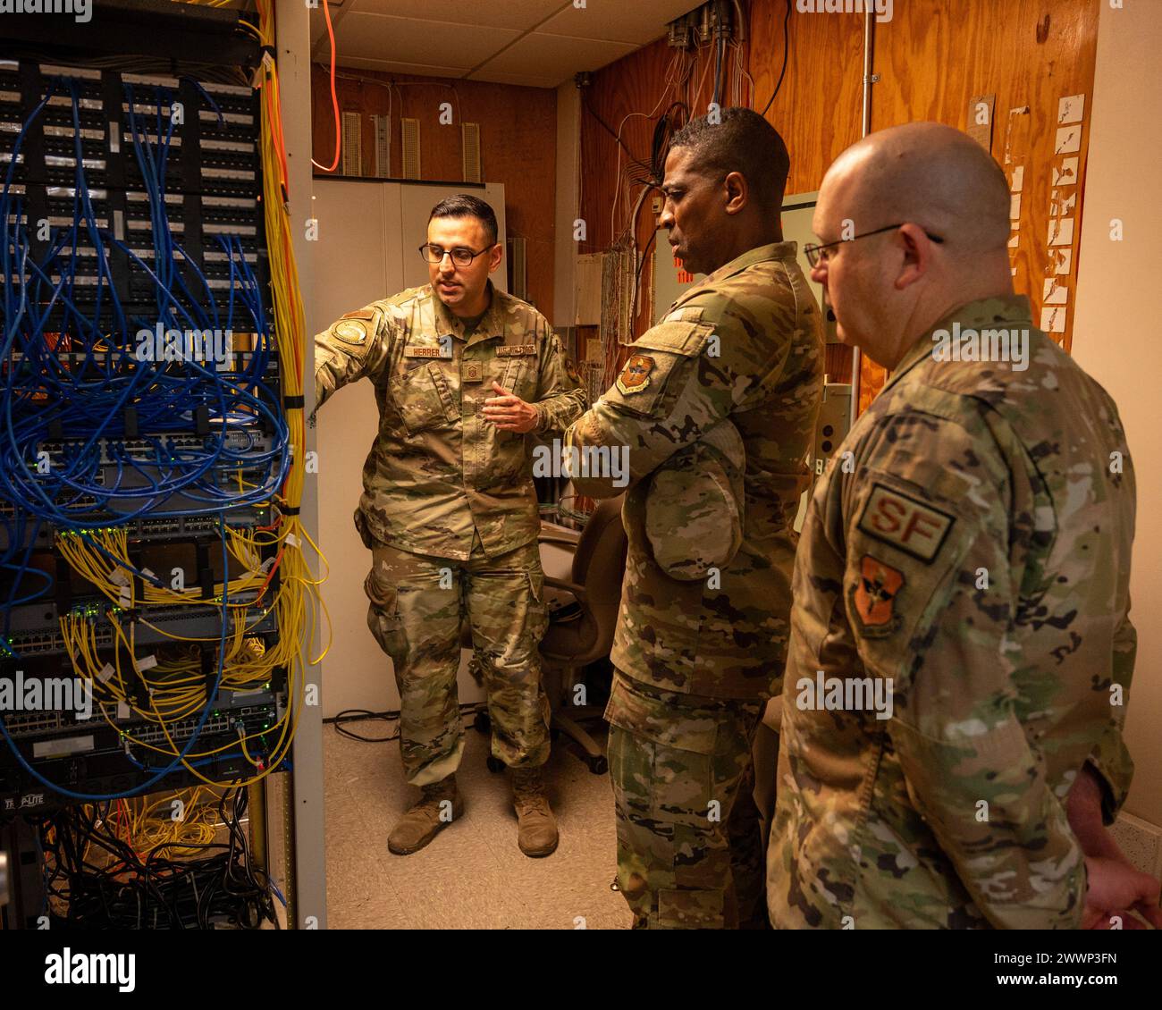 David Herrera, Leiter des Netzwerkkontrollzentrums der 47th Communications Squadron, zeigt Oberst Robert Moore, Kommandant der 47th Mission Support Group (MSG), und Oberst Oberst Oberst Oberst Oberst Oberst Anthony Burleson, 47th MSG Command Chief, Verbesserungen an den Servern auf der Laughlin Air Force Base, Texas, 6. Februar 2024. Server-Verbesserungen ermöglichen schnellere Datenflüsse und eine sicherere Datenübertragung. Luftwaffe Stockfoto