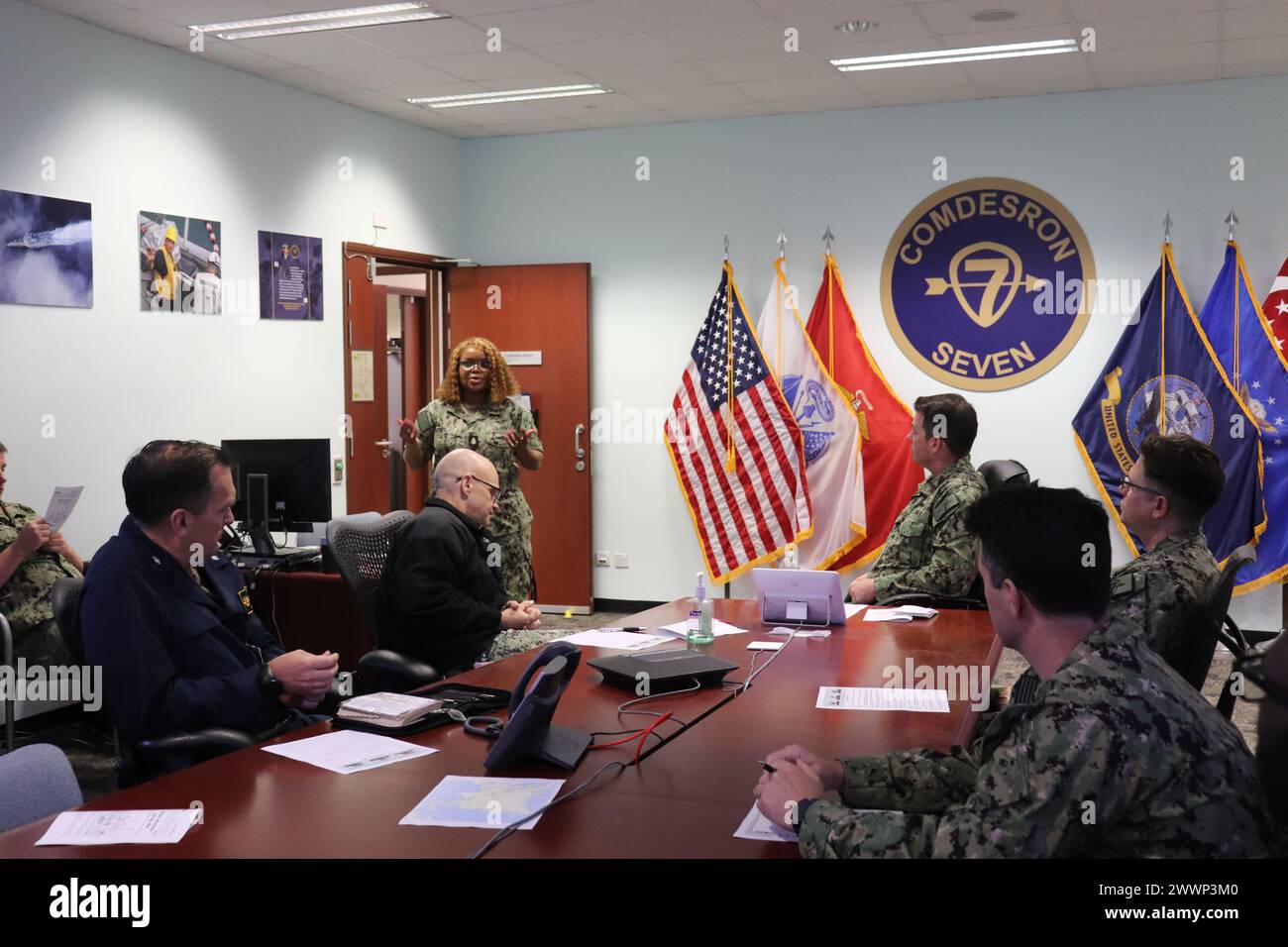 SINGAPUR (26. Februar 2024) – Chief Yeoman Latasha Jones aus Greensboro, Alabama, spricht während einer Feier zum Black History Month im Commander, Destroyer Squadron (DESRON) 7 Maritime Staff Element am 26. Februar mit Sailors. In diesem Jahr konzentrierte sich der Black History Month auf „Afroamerikaner und Künste“ und erforschte den entscheidenden Einfluss, den Schwarze Amerikaner auf dem Gebiet des kulturellen Ausdrucks hatten. DESRON 7 ist der wichtigste taktische und operative Kommandeur von Küstenkampfschiffen, die nach Singapur abwechselnd stationiert sind Stockfoto