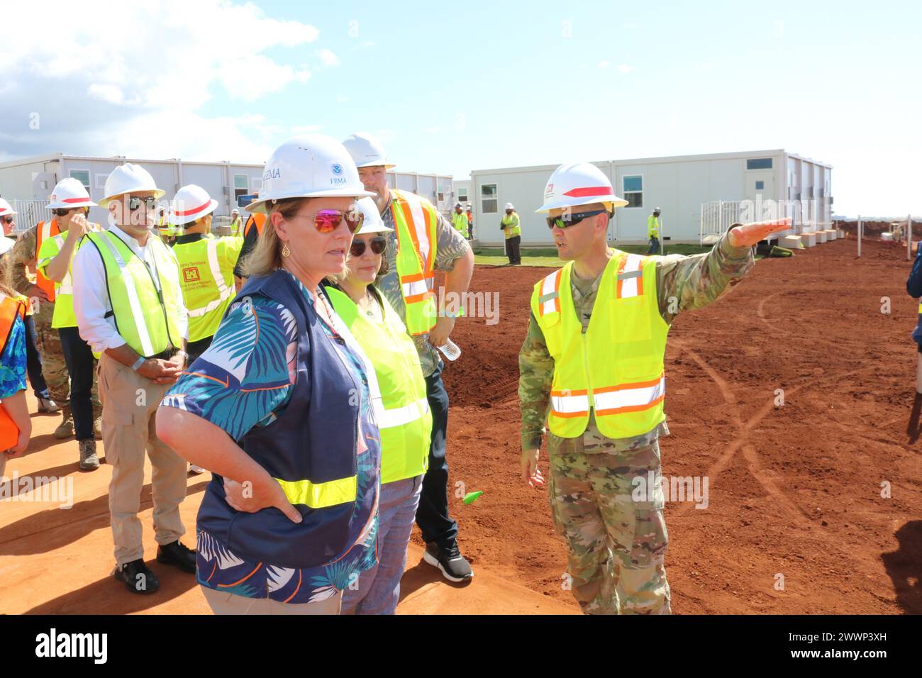 Oberst Jess Curry, Kommandant des U.S. Army Corps of Engineers Hawai’i Wildfire Recovery Field Office, stellt Deanna Criswell, FEMA-Administrator, Bob Fenton, FEMA Chief Federal Response Coordinator und anderen Bundes- und Bundespartnern in Lahaina, Hawai’i, am 9. Februar 2024 ein Update über die Übergangsschule zur Verfügung. USACE baut die Schule als vorübergehenden Ersatz für die King Kamehameha III Elementary School, die durch die Waldbrände am 8. August 2023 beschädigt wurde, die mehr als 600 Schüler verdrängten. USACE erwartet, dass die Übergangsschule an die Hawai'i State Departmen übergeben wird Stockfoto