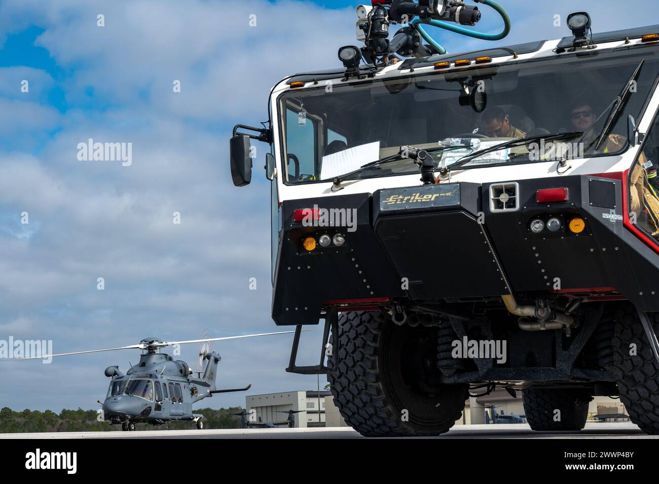 Ein Hubschrauber der US Air Force MH-139A Grey Wolf, der dem Air Force Global Strike Command zugewiesen ist, bewegt sich auf der Fluglinie vor einem Heißbetankungstest auf dem Hurlburt Field, Florida, 9. Februar 2024. Der MH-139A ist ein Multi-Missions-Hubschrauber, der auf dem bewährten kommerziellen AW139-Hubschrauber basiert und zum Schutz von interkontinentalen ballistischen Raketen und zum Transport von US-Regierungsbeamten und Sicherheitskräften entwickelt wurde. Luftwaffe Stockfoto