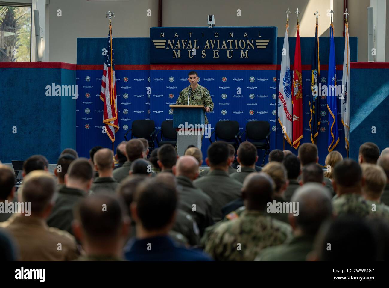 Rick Freedman, Deputy Surgeon General der Navy und Deputy Chief, Bureau of Medicine and Surgery, sprach am 7. Februar 2024 mit medizinischen Anbietern aus der Luft- und Raumfahrt auf der United States Naval Aerospace Conference (USNAC). Die Veranstaltung wurde vom Naval Aerospace Medical Institute (NAMI), einer Abteilung der NMOTC, veranstaltet und fand im National Naval Aviation Museum statt. Die Konferenz dient dem Austausch von Ideen und Wissen in der Luft- und Raumfahrtmedizin und findet alle zwei Jahre statt. Stockfoto