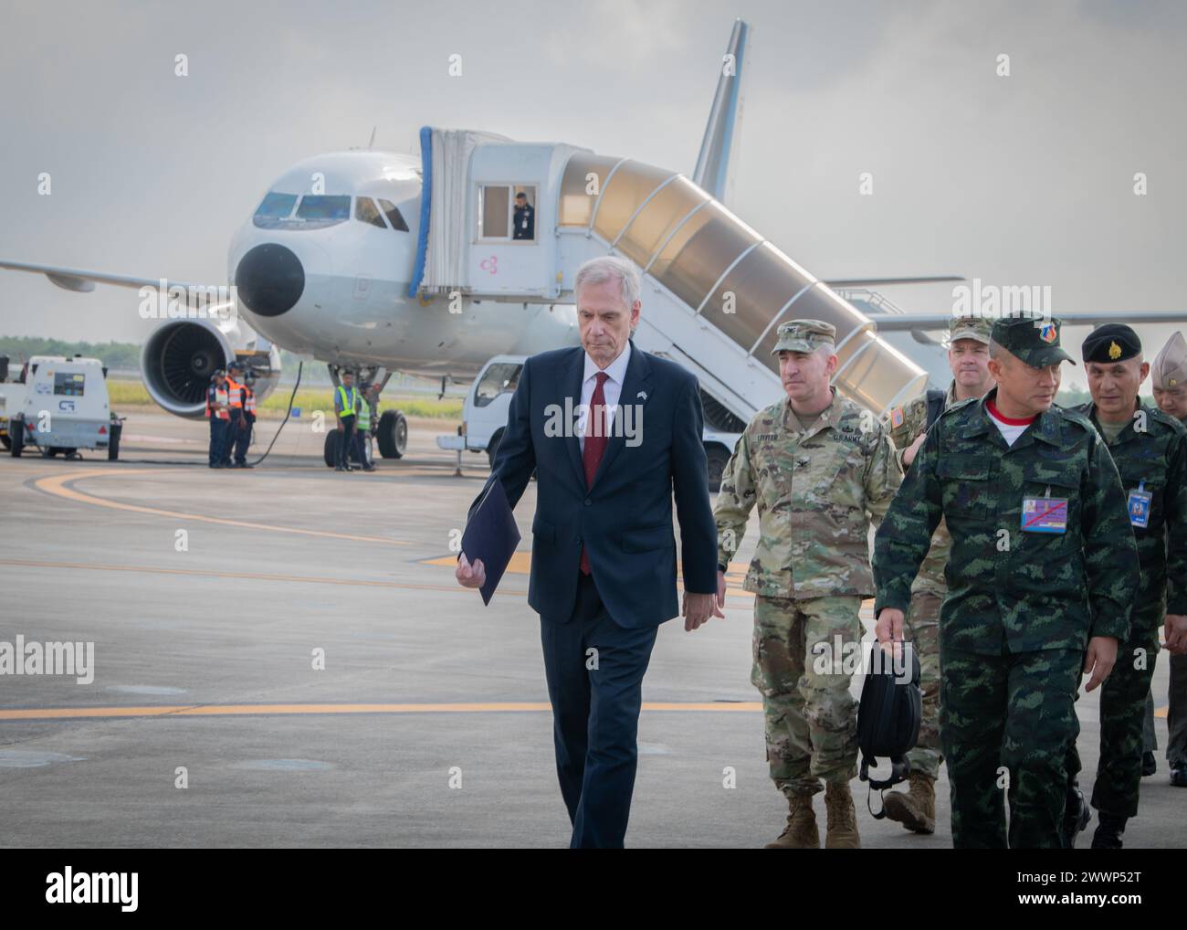 Der US-Botschafter in Thailand, Robert Godec, trifft mit hochrangigen Militärführern der teilnehmenden Nationen zur Eröffnungszeremonie der Cobra-Gold-Übung in der Provinz Rayong, Königreich Thailand, ein. Cobra Gold ist die größte gemeinsame Übung auf dem asiatischen Festland und ein konkretes Beispiel für die starke Allianz und strategische Beziehung zwischen Thailand und den Vereinigten Staaten. Dieses Jahr ist die 43. Wiederholung der multilateralen Übung vom 27. Februar bis 8. März 2024. ( Stockfoto