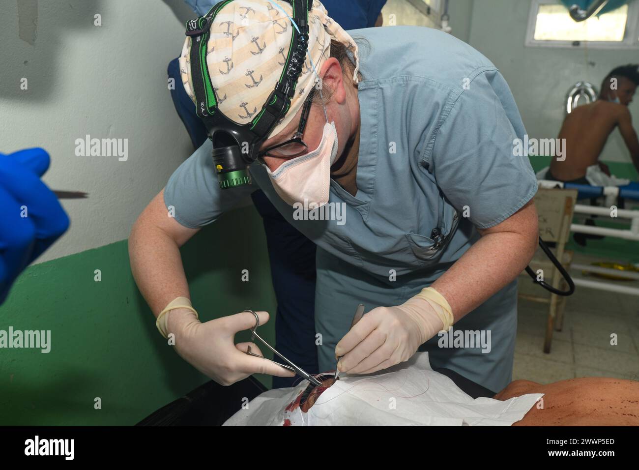 240227-N-FB730-1121 SAN PEDRO SULA, HONDURAS (27. Februar 2024) Kapitän Jamie Fitch, ein Allgemeinchirurg mit Expeditionary Reanimation Surgical System (ERSS) 11 vom Marinemedizin Readiness and Training Command Camp Lejeune, näht eine Kopfverletzung in der Traumabucht des Krankenhauses Nacional Mario Catarino Rivas, San Pedro Sula, Honduras am 27. Februar 2024. In Zusammenarbeit mit gemeinsamen Kräften und der Gastgebernation führte die Expeditionary Medical Unit 10 G ihr erstes Global Health Engagement in Honduras durch, verbessert die Expeditionskenntnisse und tauscht Wissen mit Honduranischen Gesundheitsfachleuten in a l aus Stockfoto