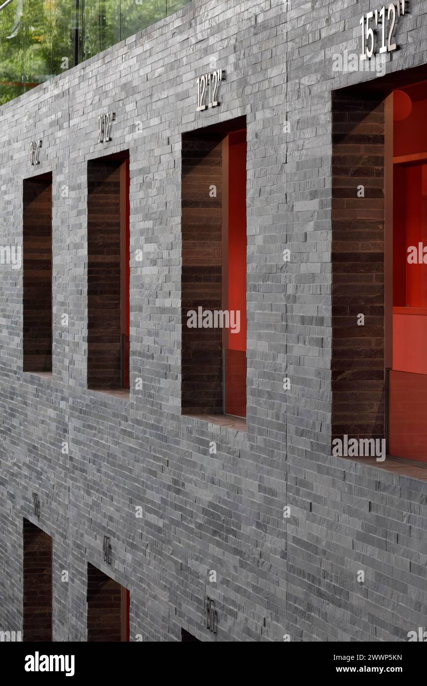 Detail des Canyon, mit orangefarbenen internen Gehwegen. Dutch Institute For Sound & Vision, Hilversum, Niederlande. Architekt: Neutelings Riedijk Arc Stockfoto