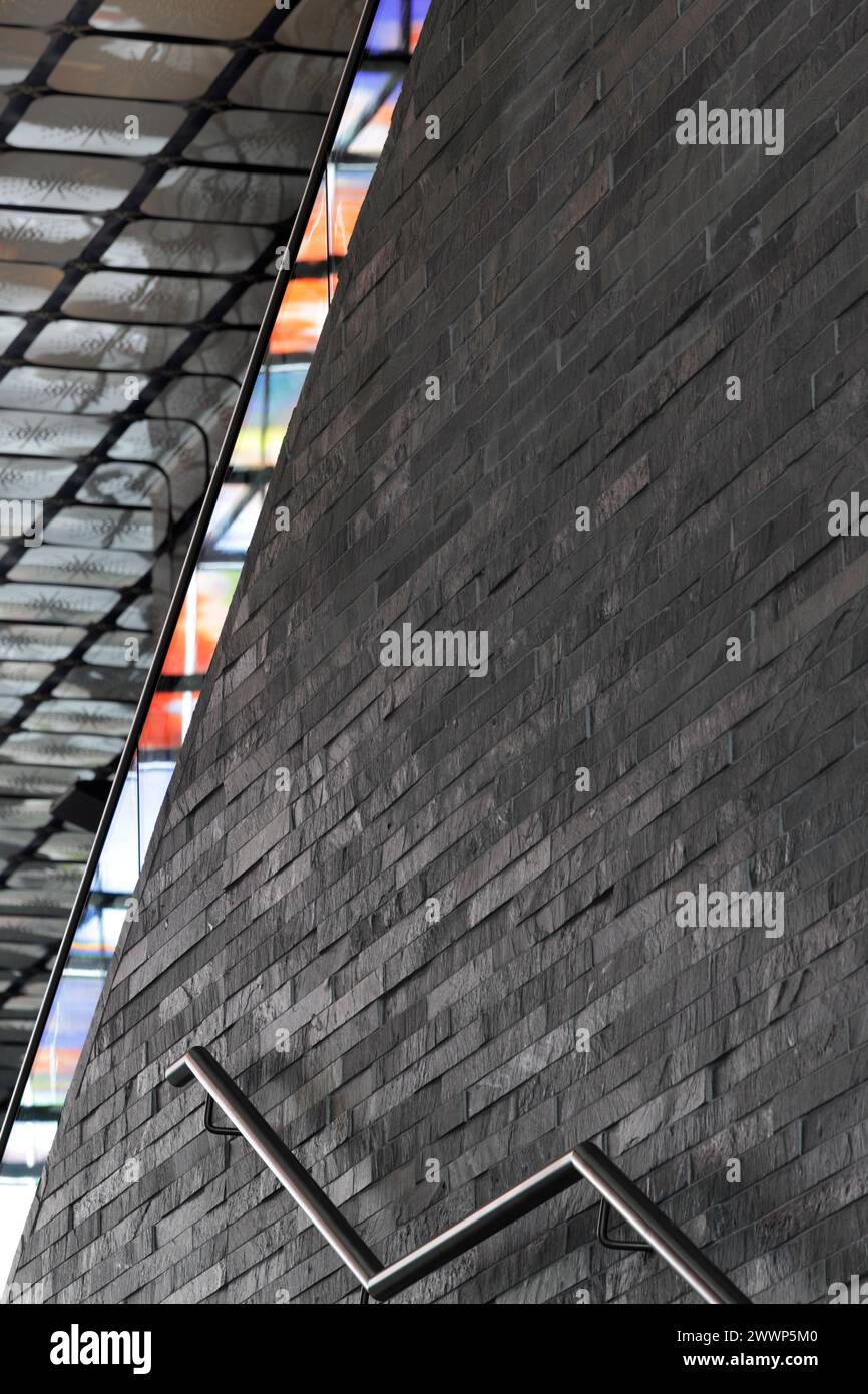 Treppe im Atrium, die zum Museum führt, mit Glasfassade, die sich in Seitenverkleidungen aus Glas spiegelt. Dutch Institute For Sound & Vision, Hilversum, Niederlande. A Stockfoto