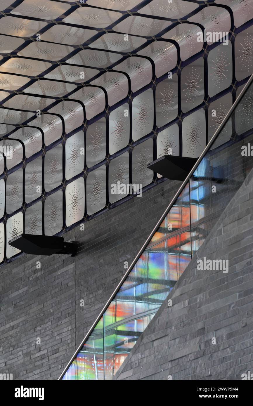 Treppe im Atrium, die zum Museum führt, mit Glasfassade, die sich in Seitenverkleidungen aus Glas spiegelt. Dutch Institute For Sound & Vision, Hilversum, Niederlande. A Stockfoto