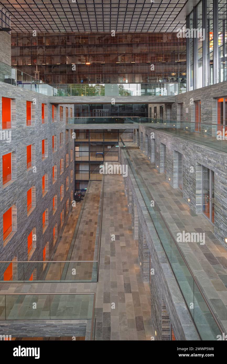 Canyon mit Terrassenarchiven und orangen Innengehwegen. Dutch Institute For Sound & Vision, Hilversum, Niederlande. Architekt: Neutelings Riedijk Stockfoto