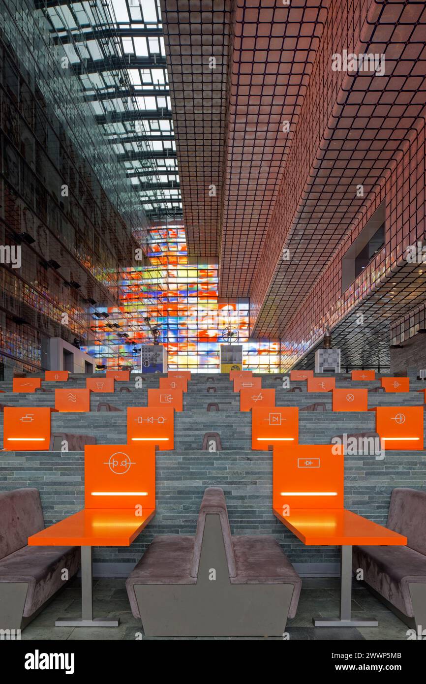 Oranges Restaurant mit Ziggurat oben. Dutch Institute For Sound & Vision, Hilversum, Niederlande. Architekt: Neutelings Riedijk Architecten, Stockfoto