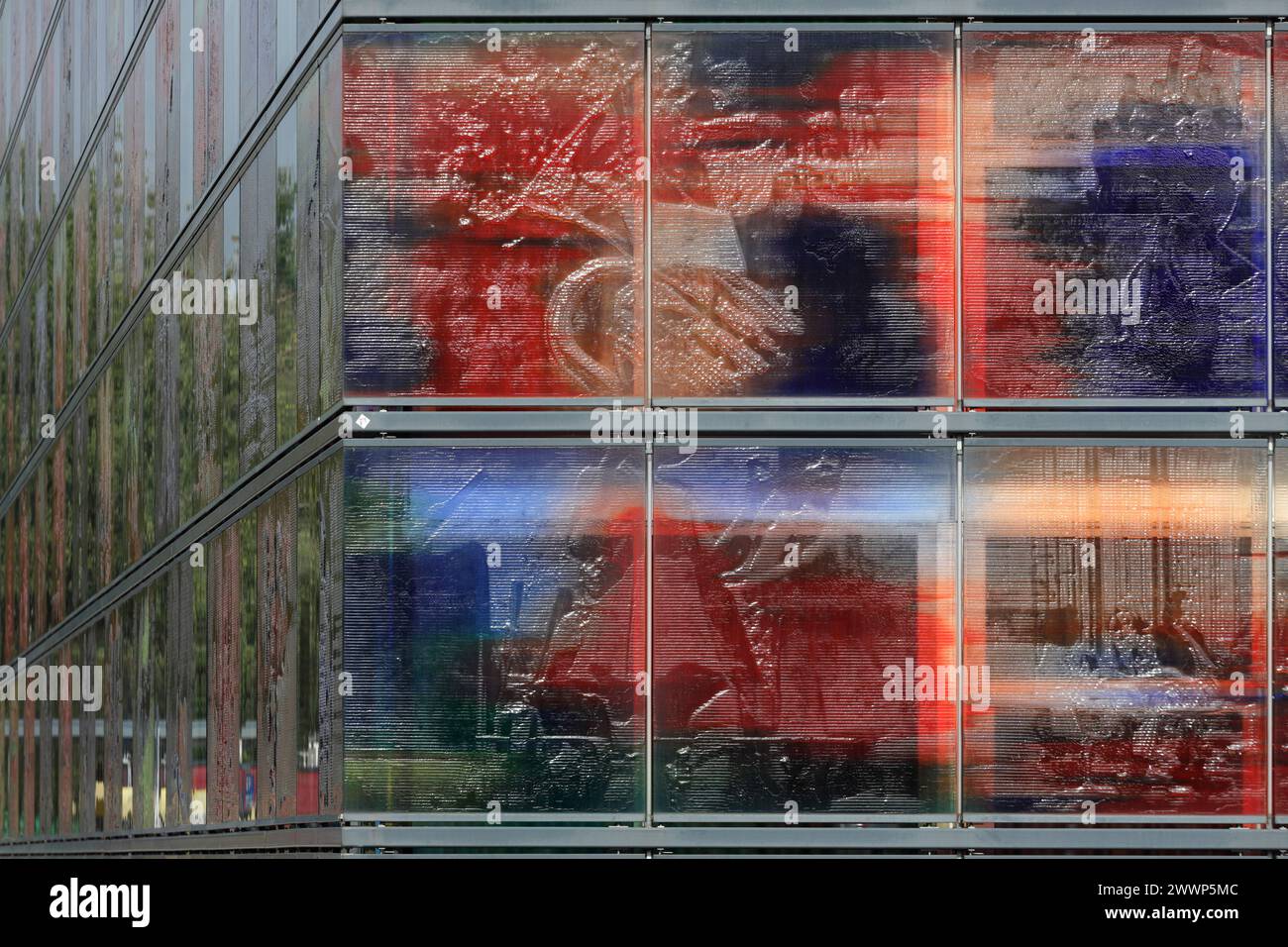 Mehrfarbige Reliefglasfassade von außen an bewölktem Tag. Dutch Institute For Sound & Vision, Hilversum, Niederlande. Architekt: Neutralisierung Stockfoto