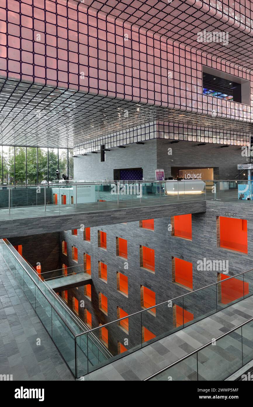 Canyon vom Atrium aus gesehen, mit Gehwegen und Ziggurat darüber. Dutch Institute For Sound & Vision, Hilversum, Niederlande. Architekt: Neutelings Riedijk A Stockfoto