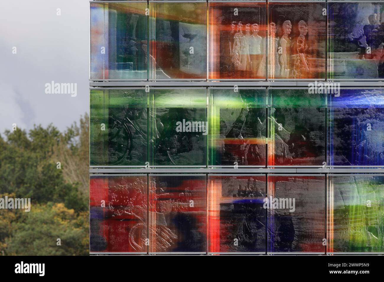 Mehrfarbige Reliefglasfassade von außen an bewölktem Tag. Dutch Institute For Sound & Vision, Hilversum, Niederlande. Architekt: Neutralisierung Stockfoto