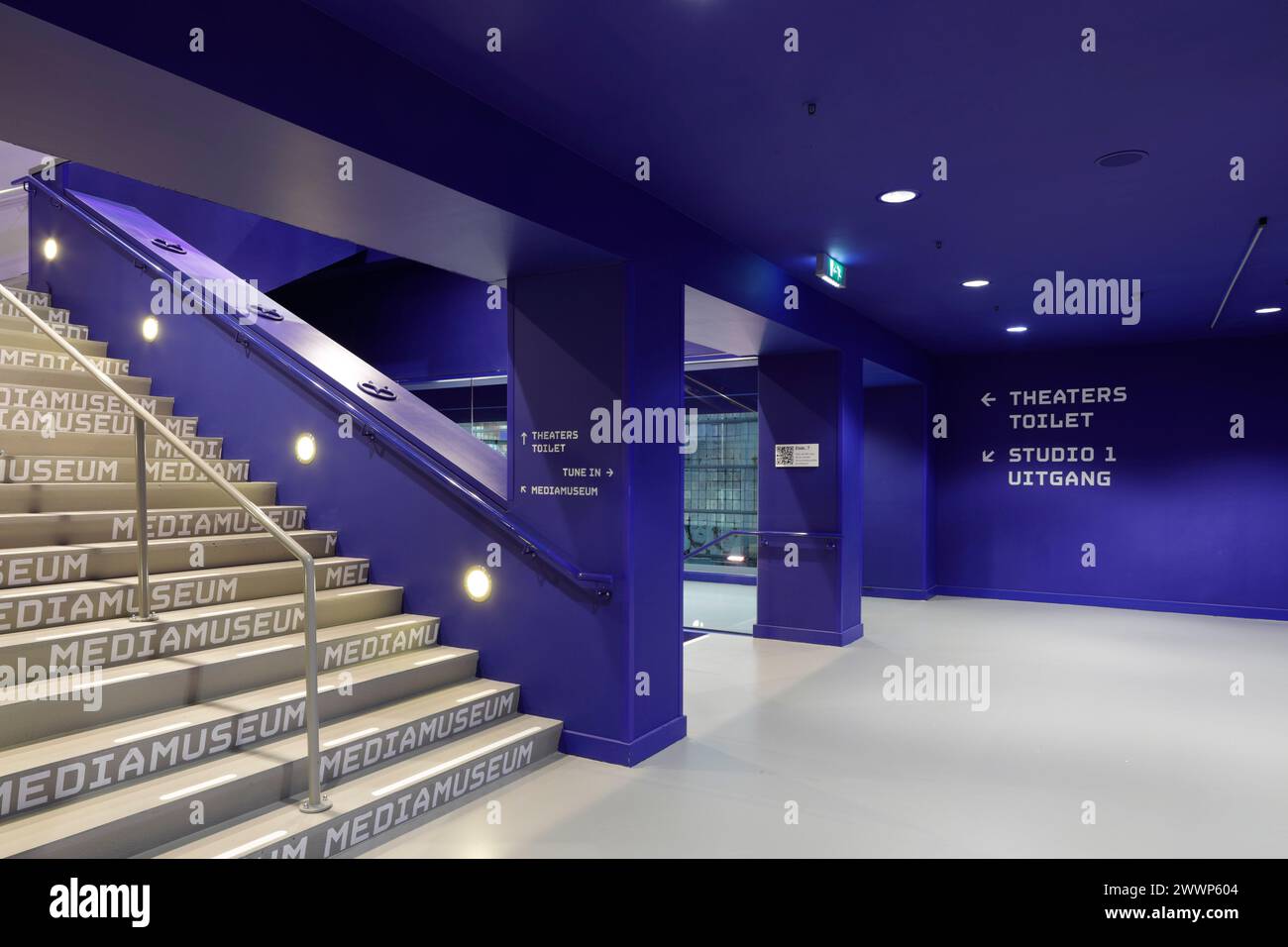 Blau bemalter Flur mit Blick auf das Atrium, mit Treppe, die zum Museum führt. Dutch Institute For Sound & Vision, Hilversum, Niederlande. Architekt: Ne Stockfoto