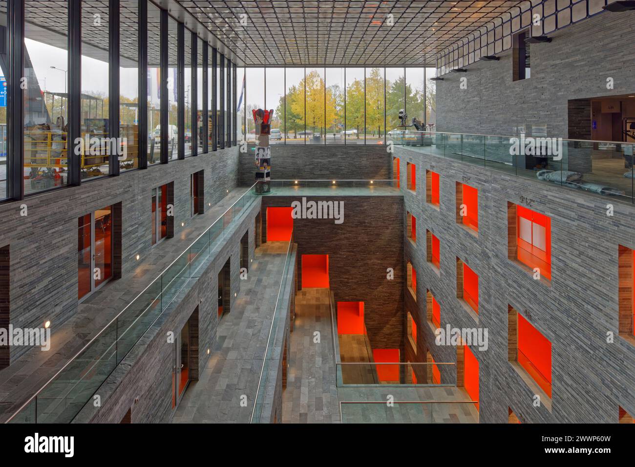 Canyon vom Atrium aus gesehen, mit Gehwegen und Ziggurat darüber. Dutch Institute For Sound & Vision, Hilversum, Niederlande. Architekt: Neutelings Riedijk A Stockfoto
