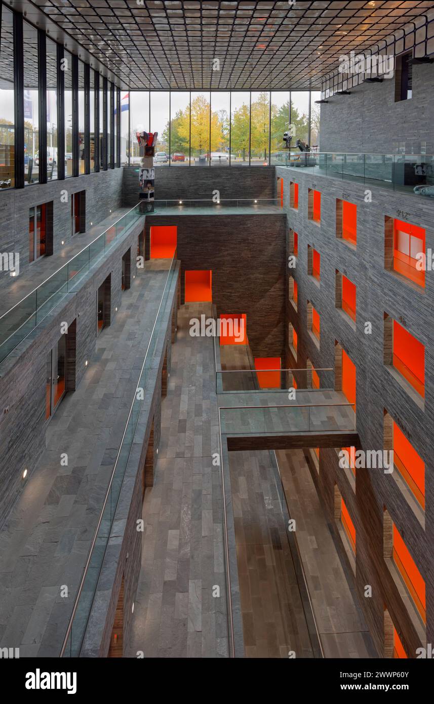 Canyon vom Atrium aus gesehen, mit Gehwegen und Ziggurat darüber. Dutch Institute For Sound & Vision, Hilversum, Niederlande. Architekt: Neutelings Riedijk A Stockfoto