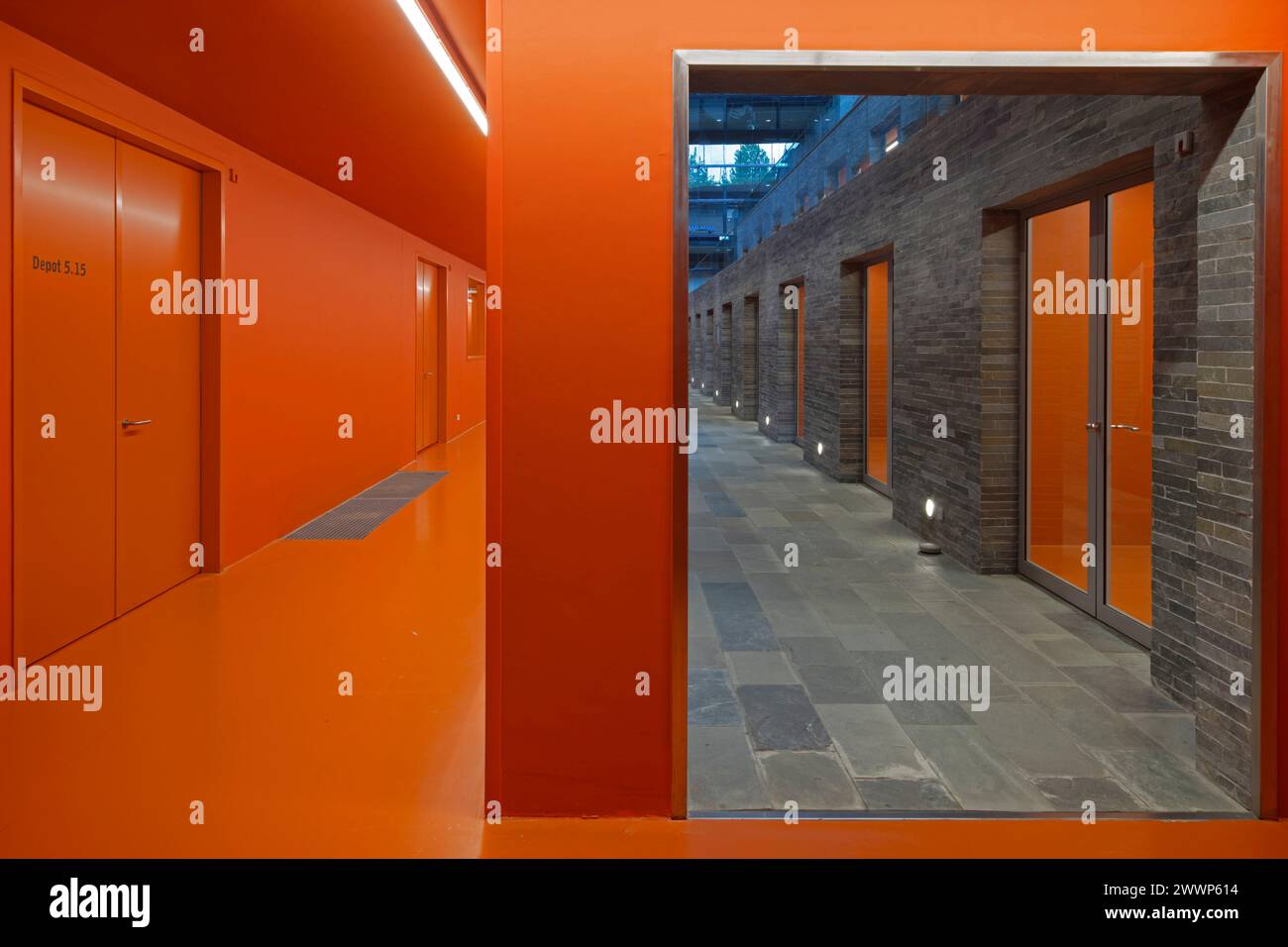 Unterste Ebene des Canyon, mit orangefarbenen Innenkorridoren. Dutch Institute For Sound & Vision, Hilversum, Niederlande. Architekt: Neutelings Ried Stockfoto