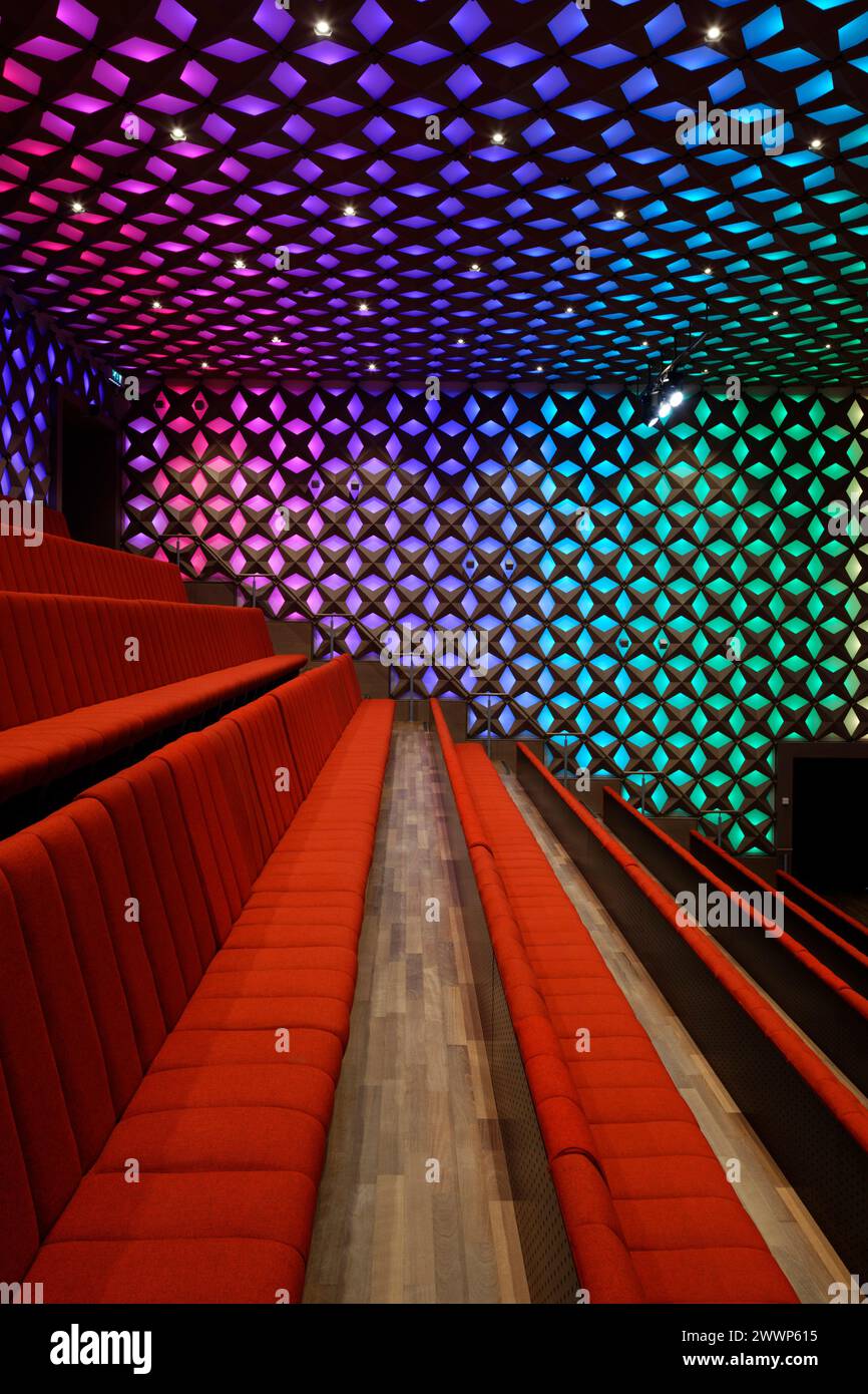 Tagungsraum mit mehrfarbiger Decken- und Wandbeleuchtung. Dutch Institute For Sound & Vision, Hilversum, Niederlande. Architekt: Neutelings Riedijk Stockfoto