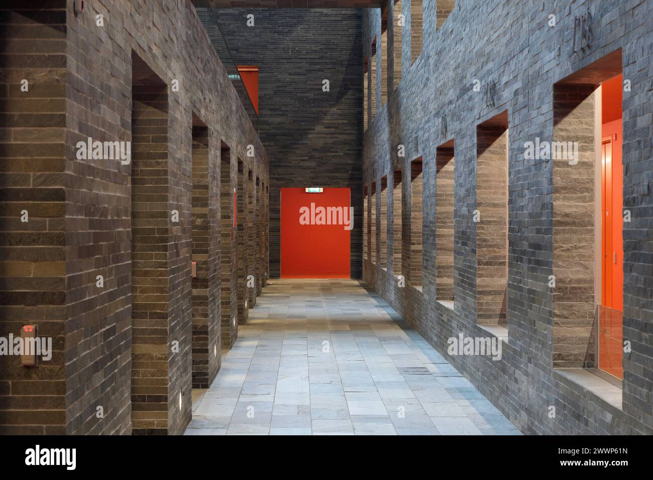 Unterste Ebene des Canyon, mit orangefarbenen Innenkorridoren. Dutch Institute For Sound & Vision, Hilversum, Niederlande. Architekt: Neutelings Ried Stockfoto