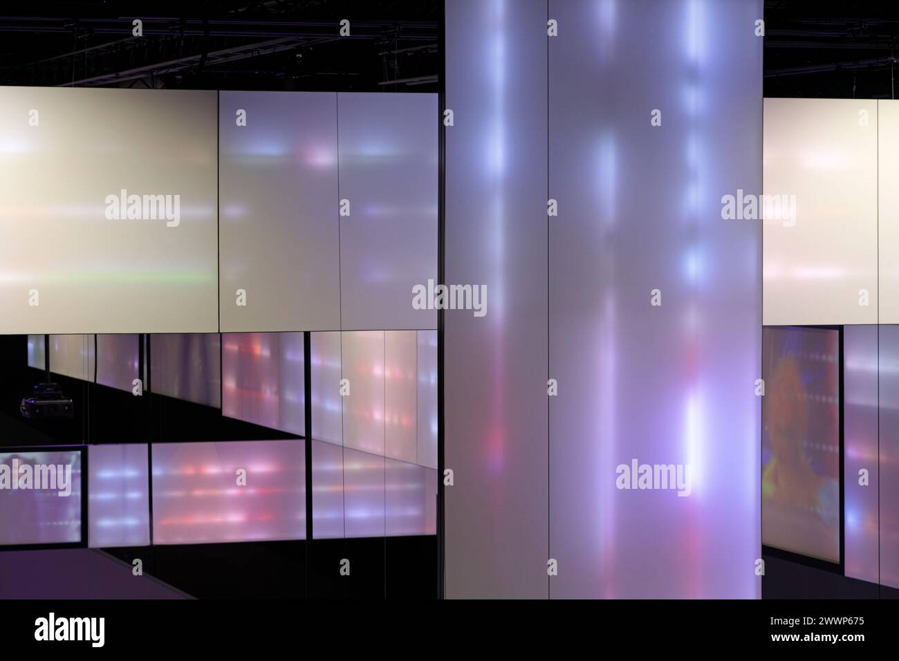 Innenraum des Museums mit beleuchteten Tafeln und Ausstellungen. Dutch Institute For Sound & Vision, Hilversum, Niederlande. Architekt: Neutelings Riedijk Ar Stockfoto