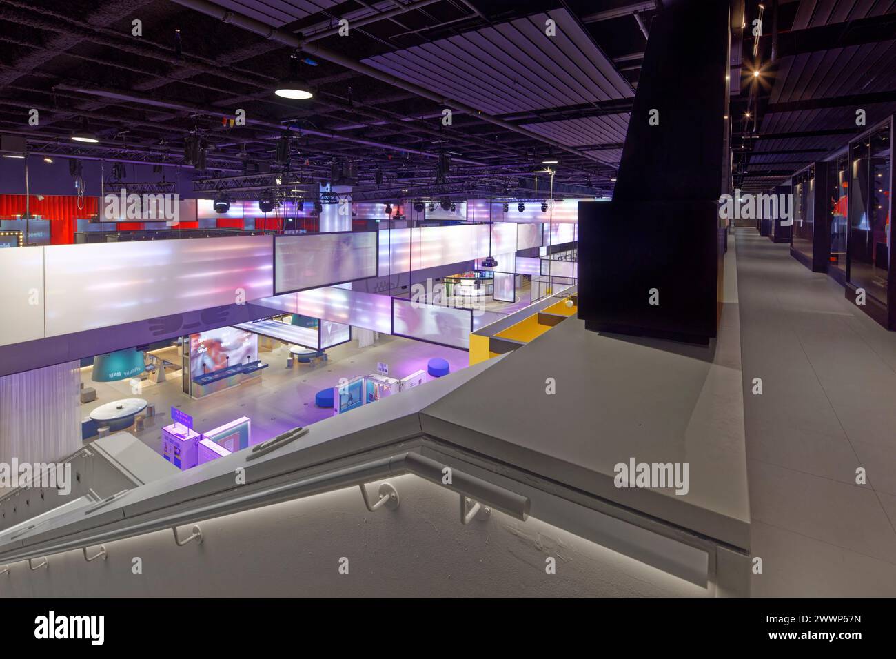 Innenraum des Museums mit beleuchteten Tafeln und Ausstellungen. Dutch Institute For Sound & Vision, Hilversum, Niederlande. Architekt: Neutelings Riedijk Ar Stockfoto