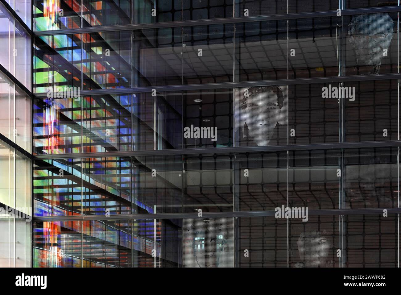 Wall of Fame im Atrium mit niederländischen Medienfiguren. Dutch Institute For Sound & Vision, Hilversum, Niederlande. Architekt: Neutelings Riedijk Archi Stockfoto
