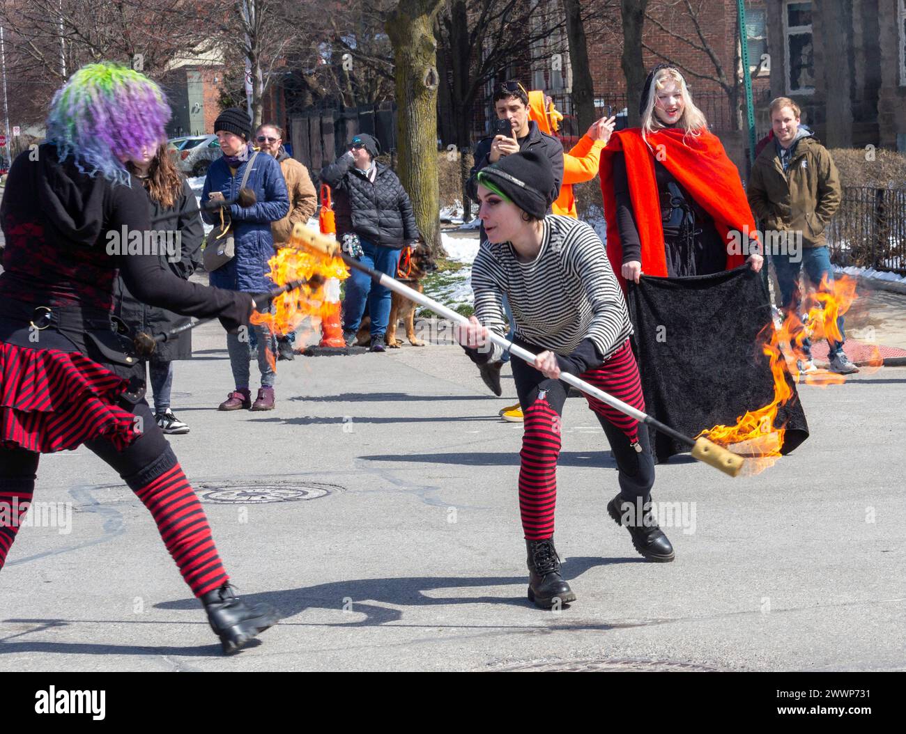 Detroit, Michigan - The Marche du Nain Rouge feiert die Ankunft des Frühlings und der Nain Rouge (roter Zwerg) aus der Stadt verbannt. Legende aus dem Stockfoto