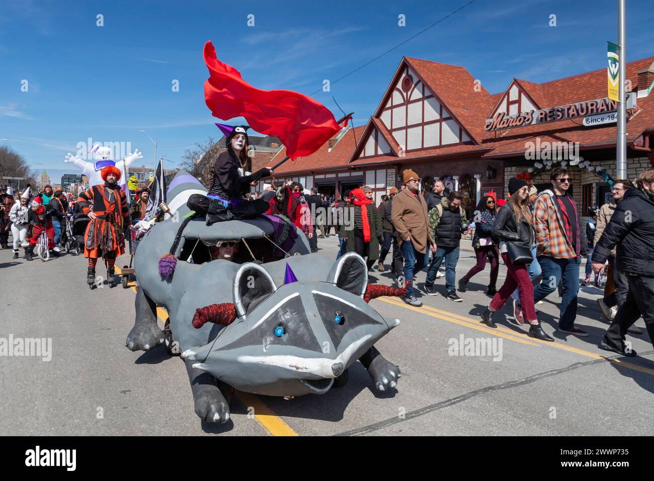 Detroit, Michigan - The Marche du Nain Rouge feiert die Ankunft des Frühlings und der Nain Rouge (roter Zwerg) aus der Stadt verbannt. Legende aus dem Stockfoto