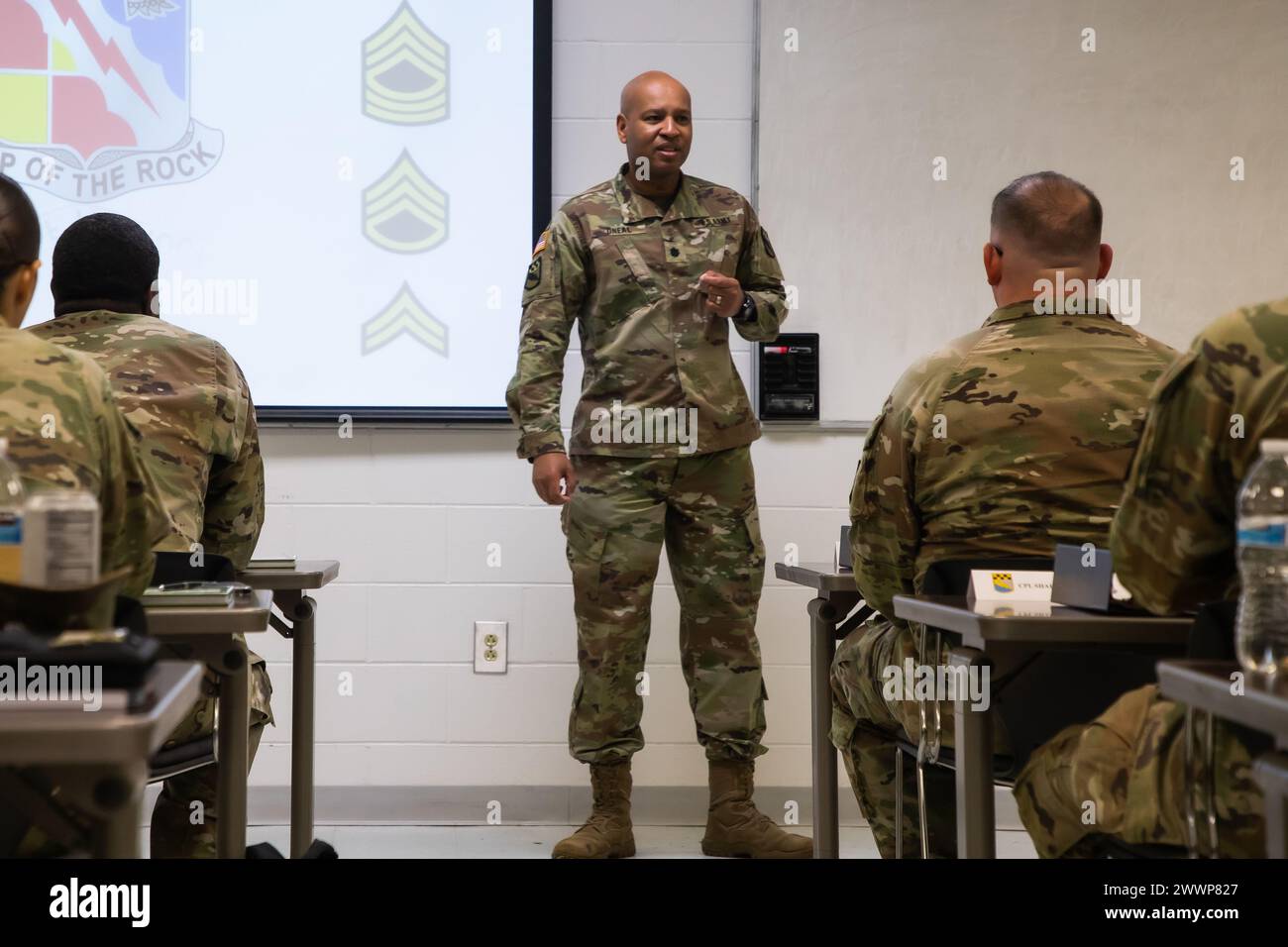 Marcus O’Neal, Kommandeur des 103rd Intelligence and Electronic Warfare Battalion (103rd IEW), gibt Eröffnungskommentare für Studenten, die die Führungsakademie des Bataillons in Fort Stewart, Georgia, am 5. Februar 2024 besuchen. Führungsakademien spielen eine entscheidende Rolle bei der Entwicklung und Verfeinerung der Führungskompetenzen des Militärpersonals. Armee Stockfoto