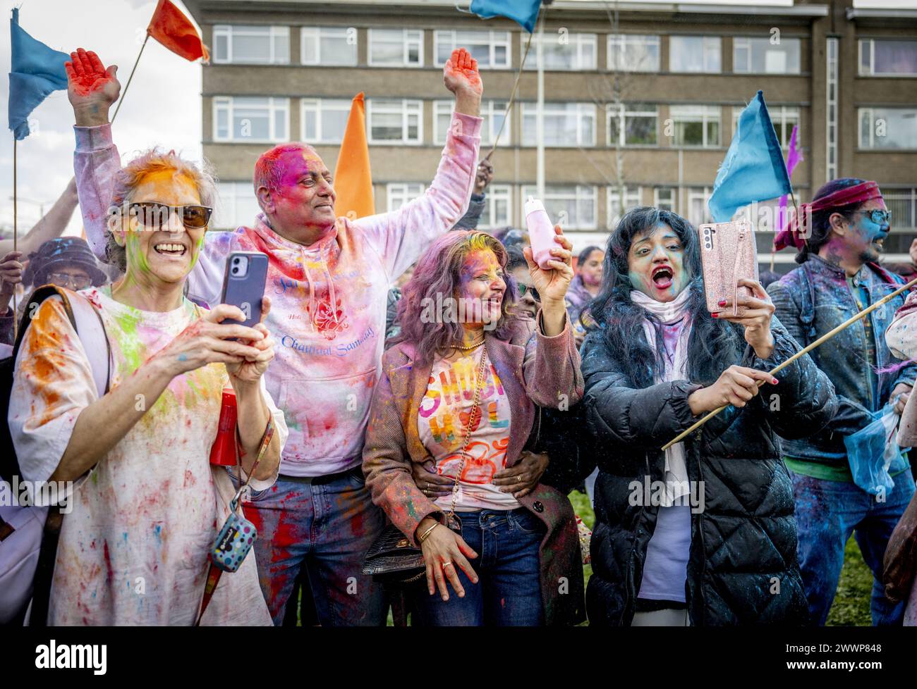 Den Haag, Niederlande. März 2024. DEN HAAG - Feier von Holi-Phagwa im Bezirk Transvaal in den Haag. Während dieses Hindu-Festivals werfen sich die Menschen farbige Puder auf, damit Sie den Unterschied zwischen jung und alt nicht mehr sehen. ANP ROBIN UTRECHT niederlande Out - belgien Out Credit: ANP/Alamy Live News Stockfoto