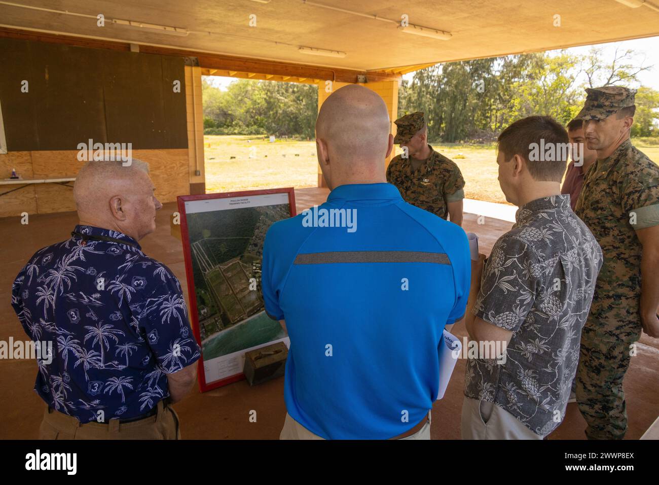 Jeremy Beaven, Befehlshaber der Marine Corps Base Hawaii, und MCBH Staff, Staff Tim Nelson, Stabschef, und Major Ryan Wathen, Defense Fellow für den Fall Rep. Ed, Hawaii First Congressional District, in der Pu’uloa Range Training Facility, HI, 20. Februar 2024. Der Besuch verschaffte Nelson und Wathen einen Überblick über die PRTF sowie einen Überblick über die Bemühungen, den Anliegen der Bevölkerung im letzten Jahr Rechnung zu tragen. Marine Corps Stockfoto