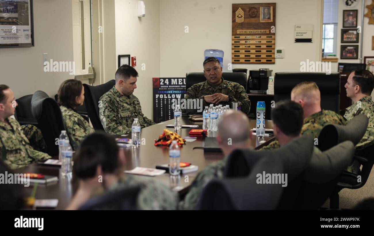 Todd E. Mahar, der Kommandant der 24th Marine Expeditionary Unit (MEU), spricht am 15. Februar 2024 mit Seeleuten im Kurs „Senior Amphibious Warfare Officer“ auf Camp Lejeune, North Carolina. Die 24. MEU und die Wasp Amphibious Ready Group (ARG) bemühen sich ständig um eine bessere Integration der Marine und des Marine Corps. Zusammen packen der Wasp ARG und die 24th MEU einen All-Domain-Punch. Marine Corps Stockfoto