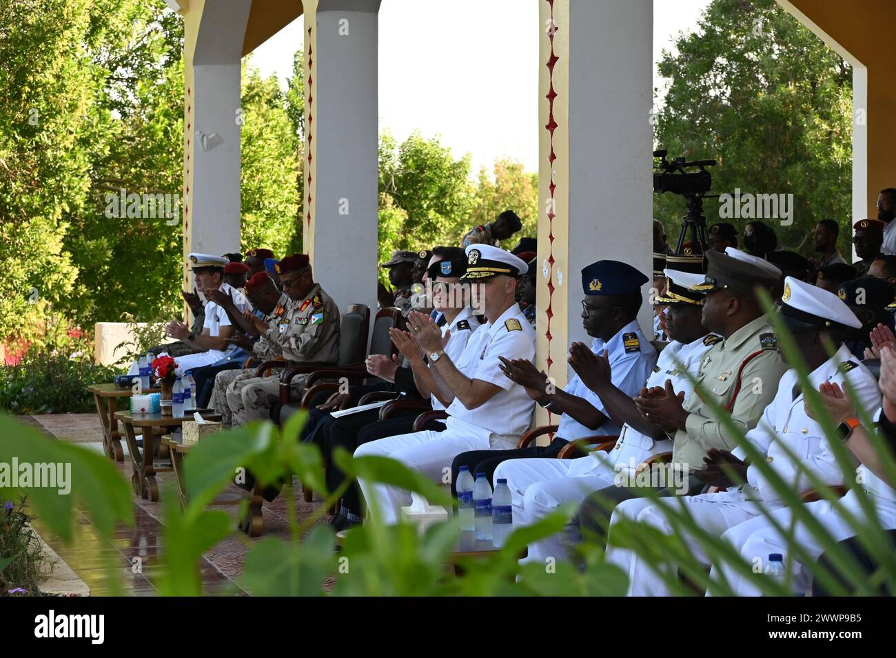 Generalmajor der US-Armee Jami Shawley, Combined Joint Task Force-Horn of Africa Commander, und Konteradmiral Eric Anduze, Deputy Commander, Combined Joint Task Force-Horn of Africa, nehmen an der Eröffnungszeremonie des Cutlass Express 2024 Teil. Übungen wie Cutlass Express fördern das Vertrauen zwischen den teilnehmenden Nationen, indem sie gegenseitiges Verständnis und Zusammenarbeit fördern. Diese etablierten und bewährten Partnerschaften werden uns helfen, die Herausforderungen zu meistern, die Freiheit und Sicherheit auf den Weltmeeren bedrohen. Exercise Cutlass Express (CE) ist eine von drei regionalen „Express“-Serien, die von U gesponsert werden Stockfoto