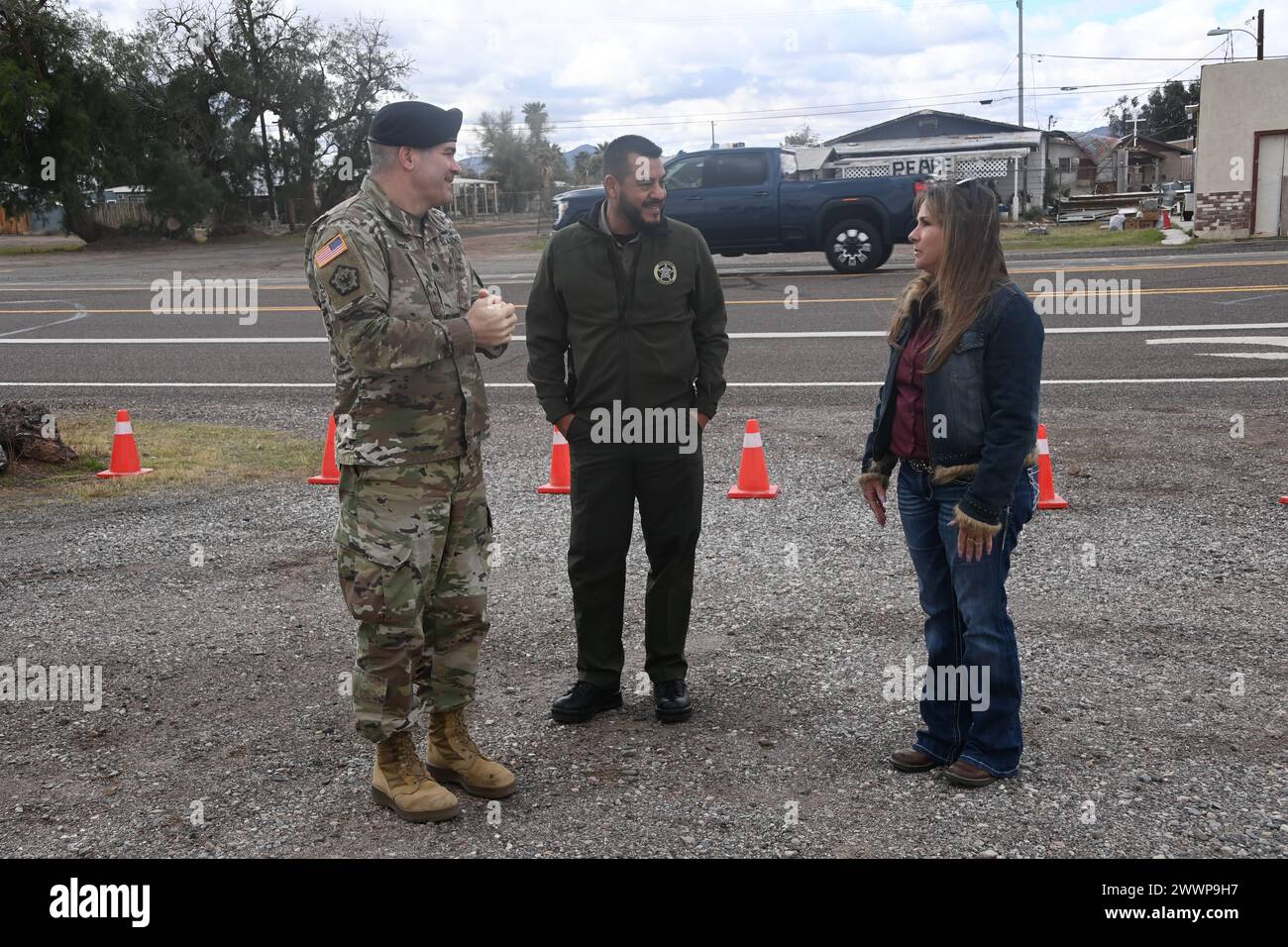Der Kommandant des Yuma Test Center der US-Armee Lt. Oberst Shane Dering (links) spricht mit dem Sheriff William Ponce und Holly Irwin im La Paz County vor der 28. Jährlichen Zeremonie der Camp Bouse Days in Bouse, Arizona am 10. Februar 2024. Stockfoto