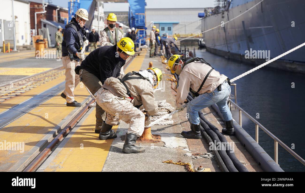 YOKOSUKA, Japan (18. Februar 2024) – Mitarbeiter der U.S. Naval Ship Repair Facility und des Japan Regional Maintenance Center (SRF-JRMC) führen das Abdocken des Zerstörers der Arleigh Burke-Klasse USS Benfold (DDG-65) vom Dry Dock 4 an Bord des Commander Fleet Activities Yokosuka (CFAY) aus, 18. Februar 2024. Jedes Abdocken ist eine komplexe Entwicklung, die Teamarbeit über die gesamte Uferpromenade hinweg erfordert, um ein sicheres und pünktliches Ereignis zu gewährleisten. Seit mehr als 75 Jahren sind die U.S. Naval Ship Repair Facility und das Japan Regional Maintenance Center (SRF-JRMC) das Dreh- und Angelpunkt der US-Marineoperationen in der Region Indo-Asien-Pazifik von pro Stockfoto