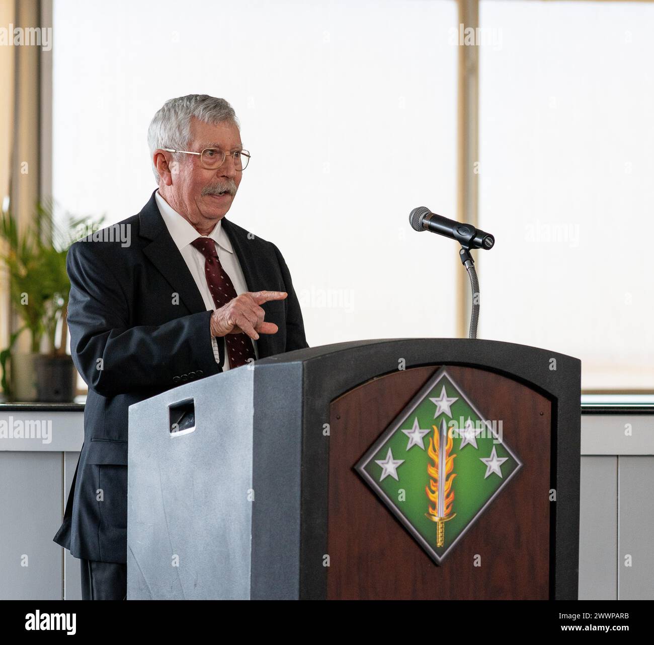 Der pensionierte Generalmajor der US-Armee John C. Doesburg, der 2020 Defender of Liberty, lobt Kommandomajor Kenneth Graham für seine Führung und sein Engagement für Soldaten. Graham wurde 2023 zum Defender of Liberty für das 20th Chemical, Biological, Radiological, Nuclear, Explosives (CBRNE) Command ernannt, während einer Zeremonie auf dem Aberdeen Proving Ground, Maryland, am 8. Februar. US-Armee Stockfoto