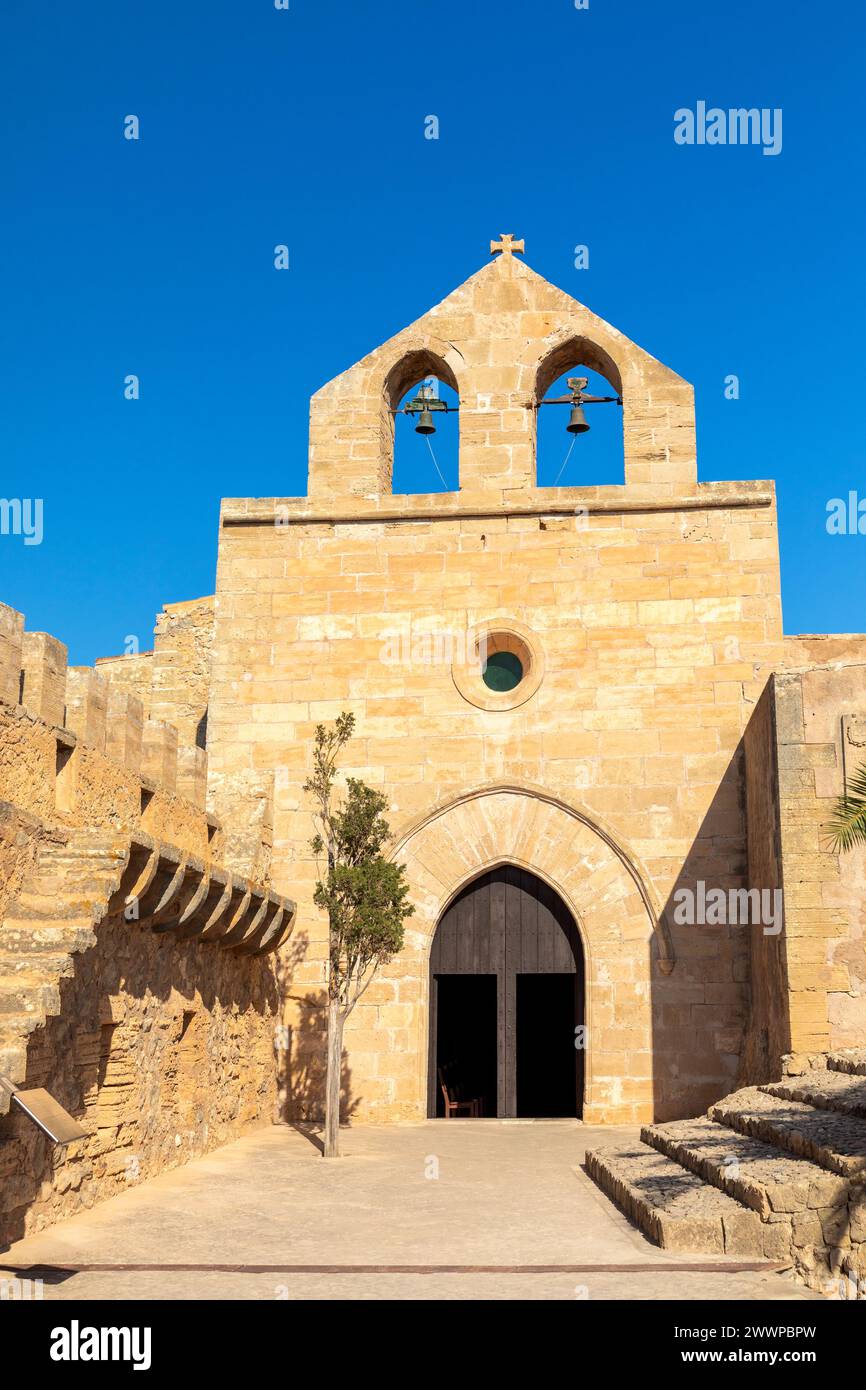 Kirche auf der mittelalterlichen Festung Capdepera, Insel Mallorca, Spanien Stockfoto