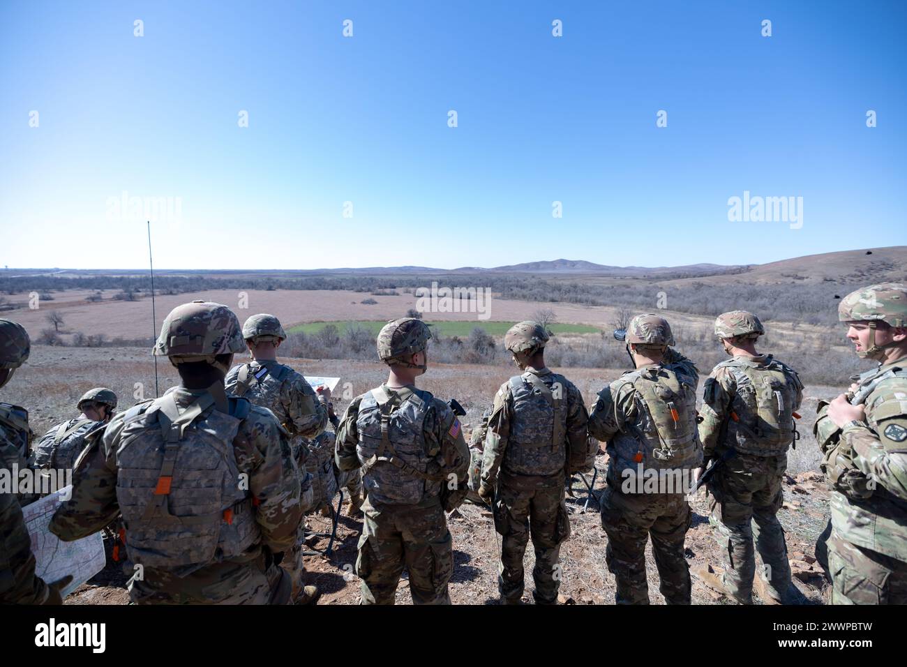 13F Fortgeschrittene Einzeltraining Studenten des Bravo Battery, 1-78th Field Artillery Battalion, führten am 14. Februar ihre gipfelnde Trainingsübung auf OP Andrews durch. CPT Ryaan Villagomez, der Bravo Battery Commander, koordinierte sich mit dem C-UAS Schulhaus und Drohnenpiloten, um den Schülern eine Demonstration einer neuen UAS/UAV-Plattform zu bieten. Stockfoto