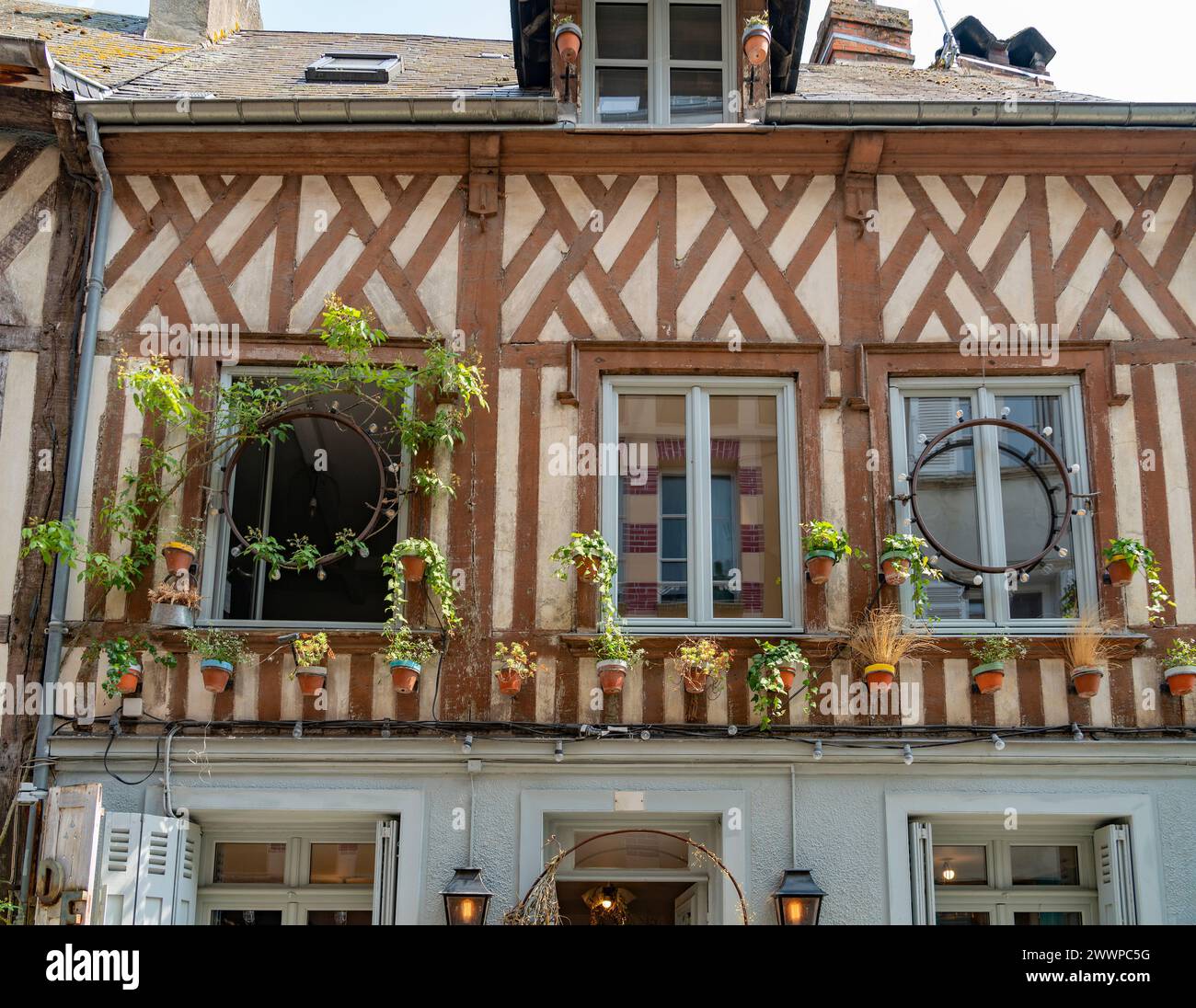 Hausfassade in Honfleur, einer Gemeinde im Departement Calvados im Nordwesten Frankreichs Stockfoto