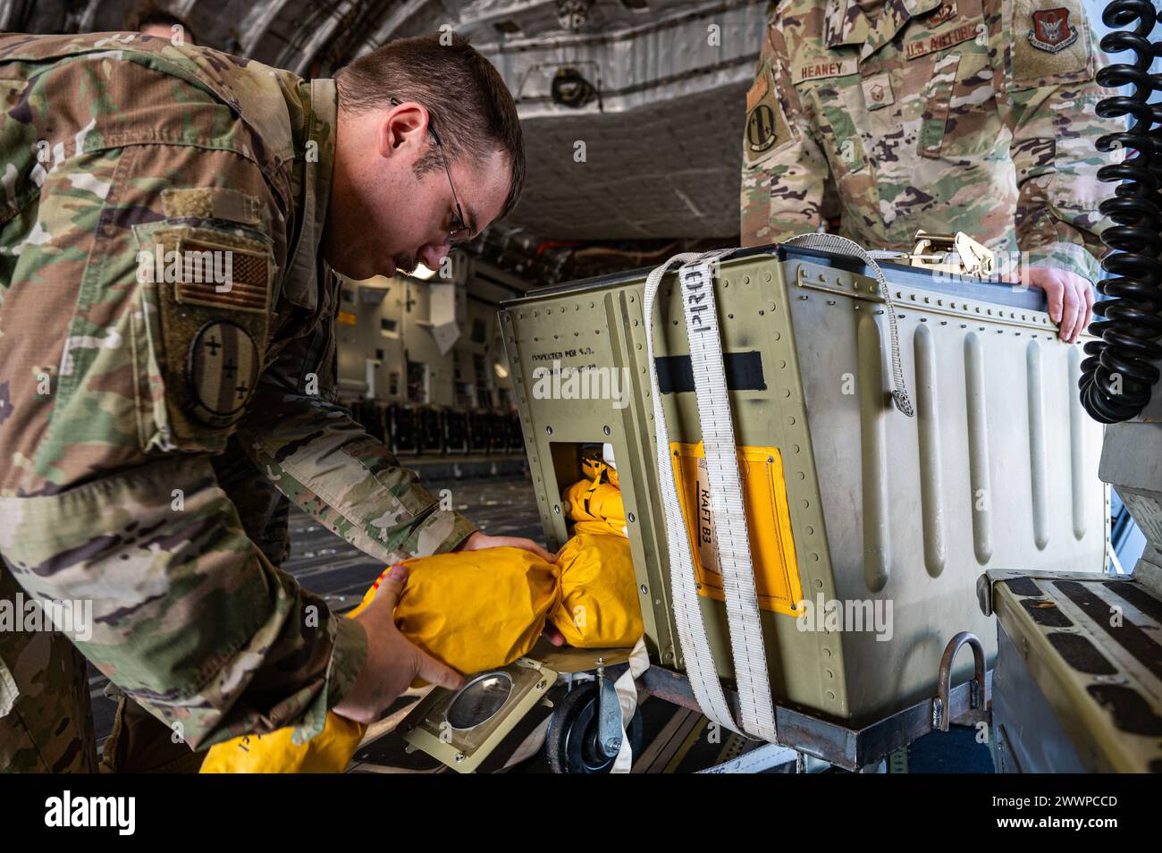 Staff Sgt. Sam Phillippi, Flugzeugtechniker der 911th Operations Support Squadron, lädt ein altersbegrenztes Kit in den starren 46-Mann-Rettungsinsel-Container an Bord eines C-17 Globemaster III an der Pittsburgh International Airport Air Reserve Station, Pennsylvania, 26. Februar 2024. Das ALK muss alle zwei Jahre ersetzt werden, während das Rettungsfloß mit 46 Mann alle vier Jahre ersetzt werden sollte. Luftwaffe Stockfoto