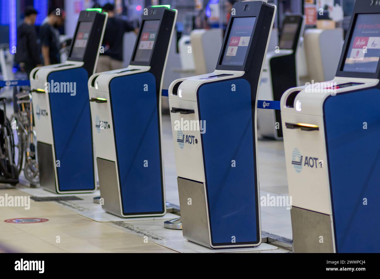 BANGKOK, THAILAND, 01. März 2024, Check-in-Automaten am internationalen Flughafen Stockfoto