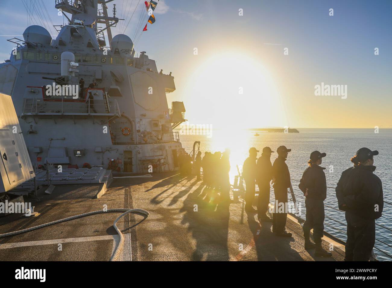 240202-N-JM579-1148 ROTA, Spanien (2. Februar 2024) Sailor’s man verlässt den Hafen während einer See und ankert die Evolution an Bord des Arleigh-Burke-Klasse-Raketenzerstörers USS Bulkeley (DDG 84), 2. Februar 2024. Bulkeley ist auf einem routinemäßigen Einsatz und führt im Zuständigkeitsbereich der 6. US-Flotte Seeverkehrsoperationen durch. Marineblau Stockfoto