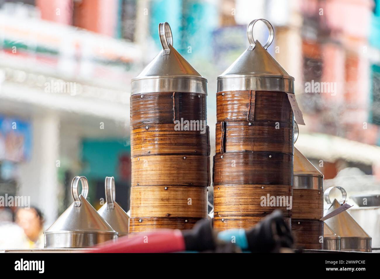 Zubereitung des traditionellen Dim Sum in einem Straßenrestaurant Stockfoto