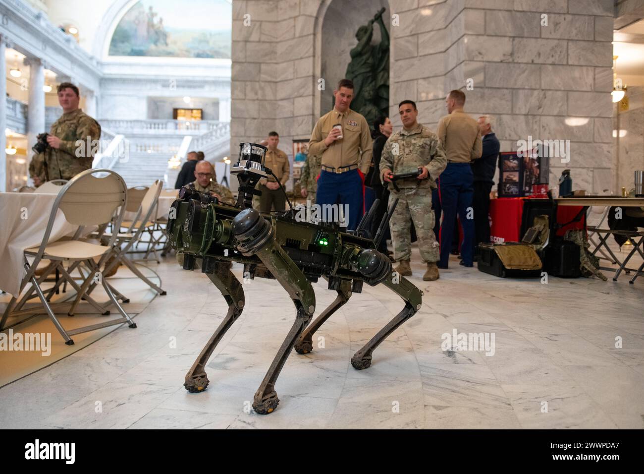 Militärangehörige aus Militäreinheiten in ganz Utah, darunter die Air and Army National Guard, die Hill Air Force Base, die Marine Reserve, das Reserve Officer Training Corps und andere, engagieren sich mit den Gesetzgebern des Bundesstaates, einschließlich des Gouverneurs Spencer Cox, am 1. Februar 2024 im Kapitol des Bundesstaates Utah. Luftwaffe Stockfoto