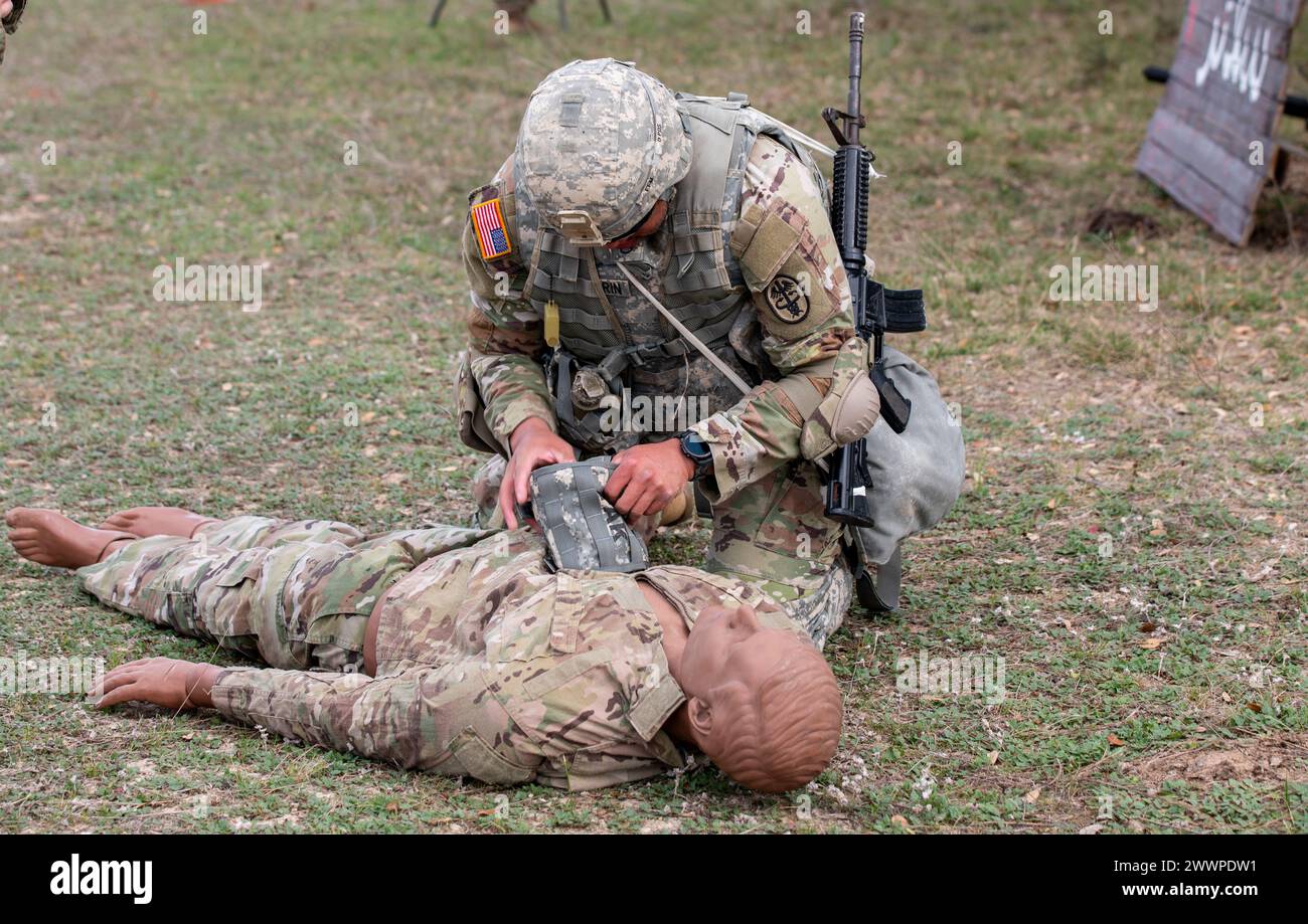 Staff-Sgt. Eugene McLaurin, dem Medical Readiness Battalion vom Carl R. Darnall Army Medical Center zugewiesen, bewertet ein medizinisches Training-Mannequin und bereitet sich auf den Transport vor, während er an ihrem Brigade Level Best Leader Competition am 27. Februar 2024 in Fort Cavazos, TX, teilnimmt. Soldaten treten im Best Leader Competition um eine Chance an, für einen Platz in einem Team ausgewählt zu werden, das aus einem Junior Officer, zwei Unteroffizieren und drei Junior-Soldaten besteht, die im April 2024 beim Medical Readiness Command, West: Best Leader Competition, antreten werden. Armee Stockfoto