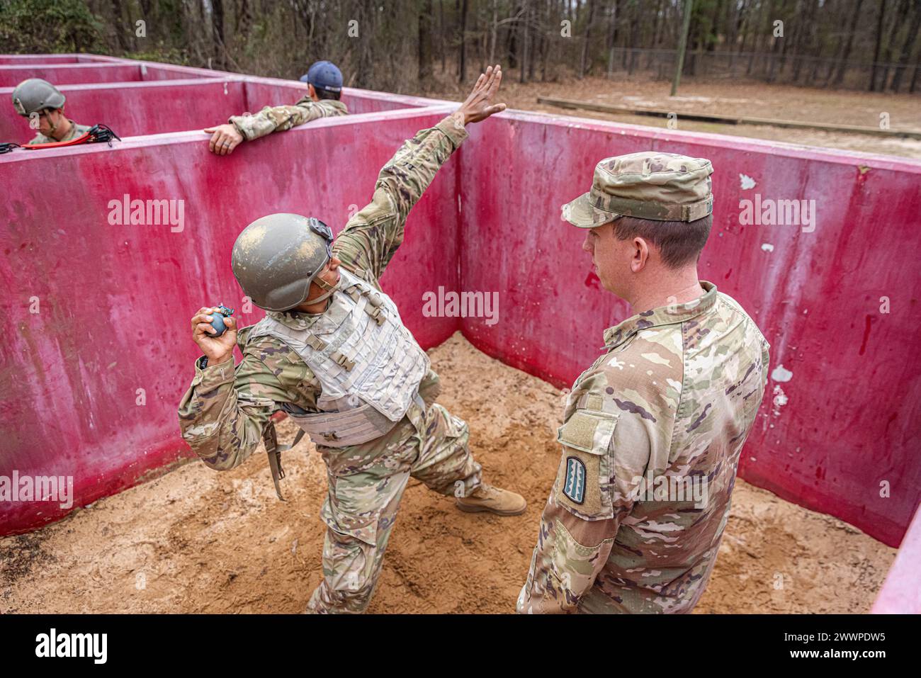 Echo Kompanie, 2. Bataillon, 58. Infanterieregiment Trainees, die Infanterie-Soldaten werden wollen, konzentrieren sich auf Handgranaten-Training, 27. Februar 2024 in der Story Range in Fort Moore. Während des sechsstündigen Kurses werden die Auszubildenden über die Handgranaten-Operation, das Halten einer Handgranate, das richtige Werfen einer Handgranate und das Knien nach dem Werfen einer Handgranate informiert. Armee Stockfoto